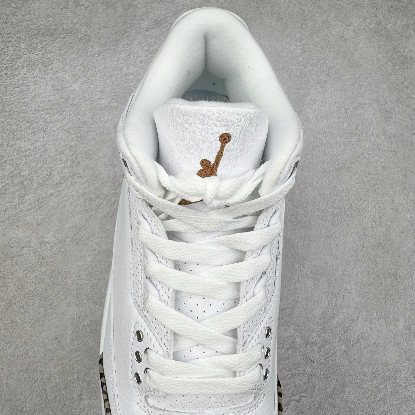 图片[5]-＃PB版 Air Jordan AJ3 Retro 摩卡 136064-122 市场中端王者 全套原纸板楦头开发 原厂大底磨具加持立体防滑纹理 原装可视Air Sole气垫 原汁原味最完美的三代版型 唯一正确鞋头趴度弧度高度鞋身腰线 此版本只针对中端市场 皮料材质有所更替 其他数据细节工艺流程均保持一致 绝不口嗨 细节品控鞋型随意秒杀市面3XX 4XX 原厂TPU后跟饰片 正确内里反口里网布 皮料菱角分明不变形无多余毛边 正确手工大底描漆拉丝 市场唯一原厂鞋扣模具 原厂织唛标 原厂飞人电绣工艺 尾指中部跳三针 独家绑鞋带手法 印刷中底布 四线拉帮 米色美纹纸贴合固定 进口港宝加持 后跟自然饱满 全鞋荧光划线卡点 追求极致完美 每一双都是工艺品 多重QC质检 超越公司货的品控标准 实实在在的免检产品 尺码：40 40.5 41 42 42.5 43 44 44.5 45 45.5 46 47.5-选品中心