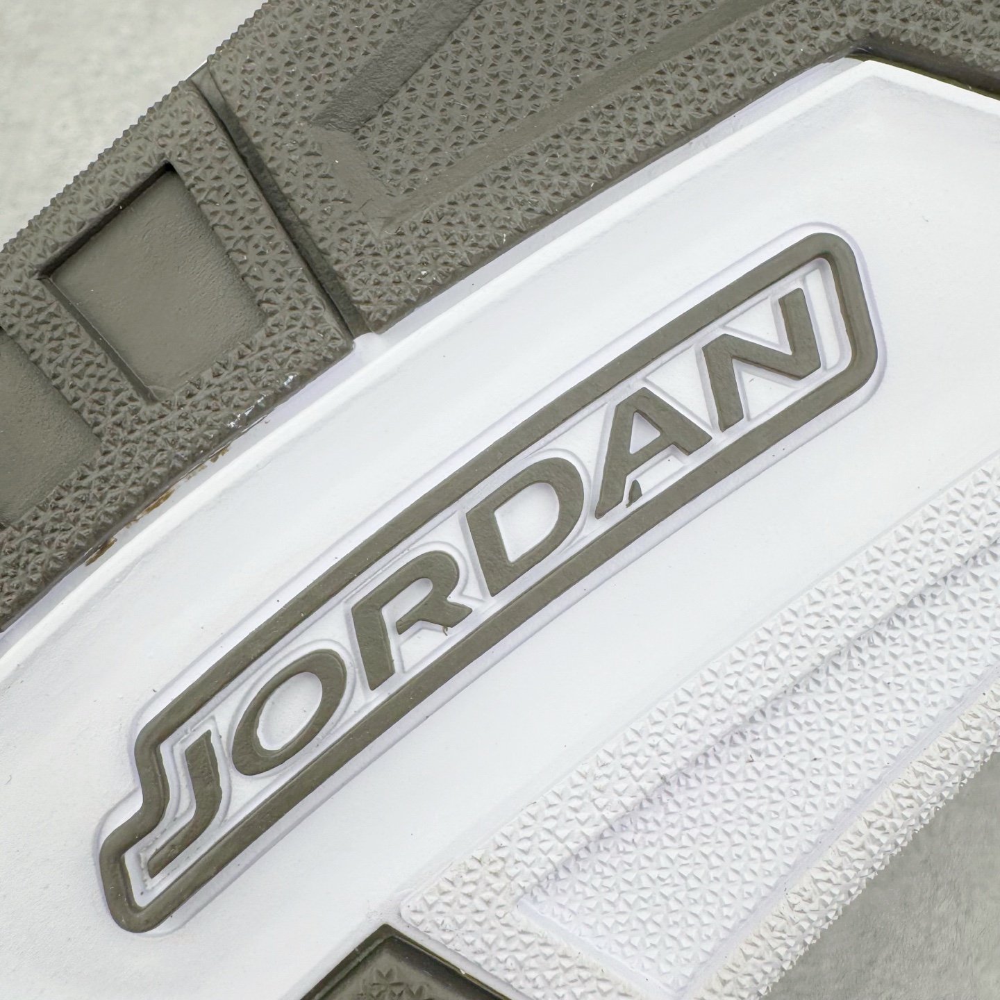 图片[20]-＃PB版 Air Jordan AJ3 Retro 摩卡 136064-122 市场中端王者 全套原纸板楦头开发 原厂大底磨具加持立体防滑纹理 原装可视Air Sole气垫 原汁原味最完美的三代版型 唯一正确鞋头趴度弧度高度鞋身腰线 此版本只针对中端市场 皮料材质有所更替 其他数据细节工艺流程均保持一致 绝不口嗨 细节品控鞋型随意秒杀市面3XX 4XX 原厂TPU后跟饰片 正确内里反口里网布 皮料菱角分明不变形无多余毛边 正确手工大底描漆拉丝 市场唯一原厂鞋扣模具 原厂织唛标 原厂飞人电绣工艺 尾指中部跳三针 独家绑鞋带手法 印刷中底布 四线拉帮 米色美纹纸贴合固定 进口港宝加持 后跟自然饱满 全鞋荧光划线卡点 追求极致完美 每一双都是工艺品 多重QC质检 超越公司货的品控标准 实实在在的免检产品 尺码：40 40.5 41 42 42.5 43 44 44.5 45 45.5 46 47.5-选品中心