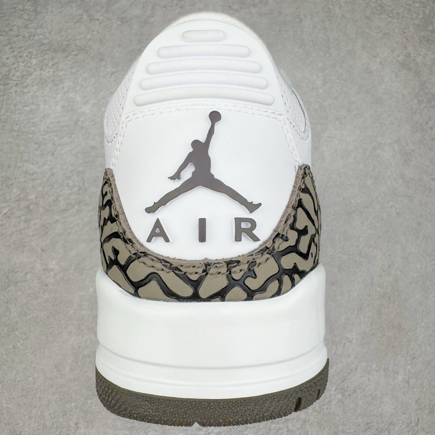 图片[8]-＃PB版 Air Jordan AJ3 Retro 摩卡 136064-122 市场中端王者 全套原纸板楦头开发 原厂大底磨具加持立体防滑纹理 原装可视Air Sole气垫 原汁原味最完美的三代版型 唯一正确鞋头趴度弧度高度鞋身腰线 此版本只针对中端市场 皮料材质有所更替 其他数据细节工艺流程均保持一致 绝不口嗨 细节品控鞋型随意秒杀市面3XX 4XX 原厂TPU后跟饰片 正确内里反口里网布 皮料菱角分明不变形无多余毛边 正确手工大底描漆拉丝 市场唯一原厂鞋扣模具 原厂织唛标 原厂飞人电绣工艺 尾指中部跳三针 独家绑鞋带手法 印刷中底布 四线拉帮 米色美纹纸贴合固定 进口港宝加持 后跟自然饱满 全鞋荧光划线卡点 追求极致完美 每一双都是工艺品 多重QC质检 超越公司货的品控标准 实实在在的免检产品 尺码：40 40.5 41 42 42.5 43 44 44.5 45 45.5 46 47.5-选品中心