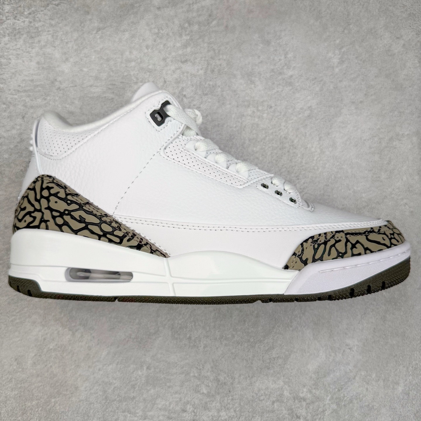 ＃PB版 Air Jordan AJ3 Retro 摩卡 136064-122 市场中端王者 全套原纸板楦头开发 原厂大底磨具加持立体防滑纹理 原装可视Air Sole气垫 原汁原味最完美的三代版型 唯一正确鞋头趴度弧度高度鞋身腰线 此版本只针对中端市场 皮料材质有所更替 其他数据细节工艺流程均保持一致 绝不口嗨 细节品控鞋型随意秒杀市面3XX 4XX 原厂TPU后跟饰片 正确内里反口里网布 皮料菱角分明不变形无多余毛边 正确手工大底描漆拉丝 市场唯一原厂鞋扣模具 原厂织唛标 原厂飞人电绣工艺 尾指中部跳三针 独家绑鞋带手法 印刷中底布 四线拉帮 米色美纹纸贴合固定 进口港宝加持 后跟自然饱满 全鞋荧光划线卡点 追求极致完美 每一双都是工艺品 多重QC质检 超越公司货的品控标准 实实在在的免检产品 尺码：40 40.5 41 42 42.5 43 44 44.5 45 45.5 46 47.5-选品中心