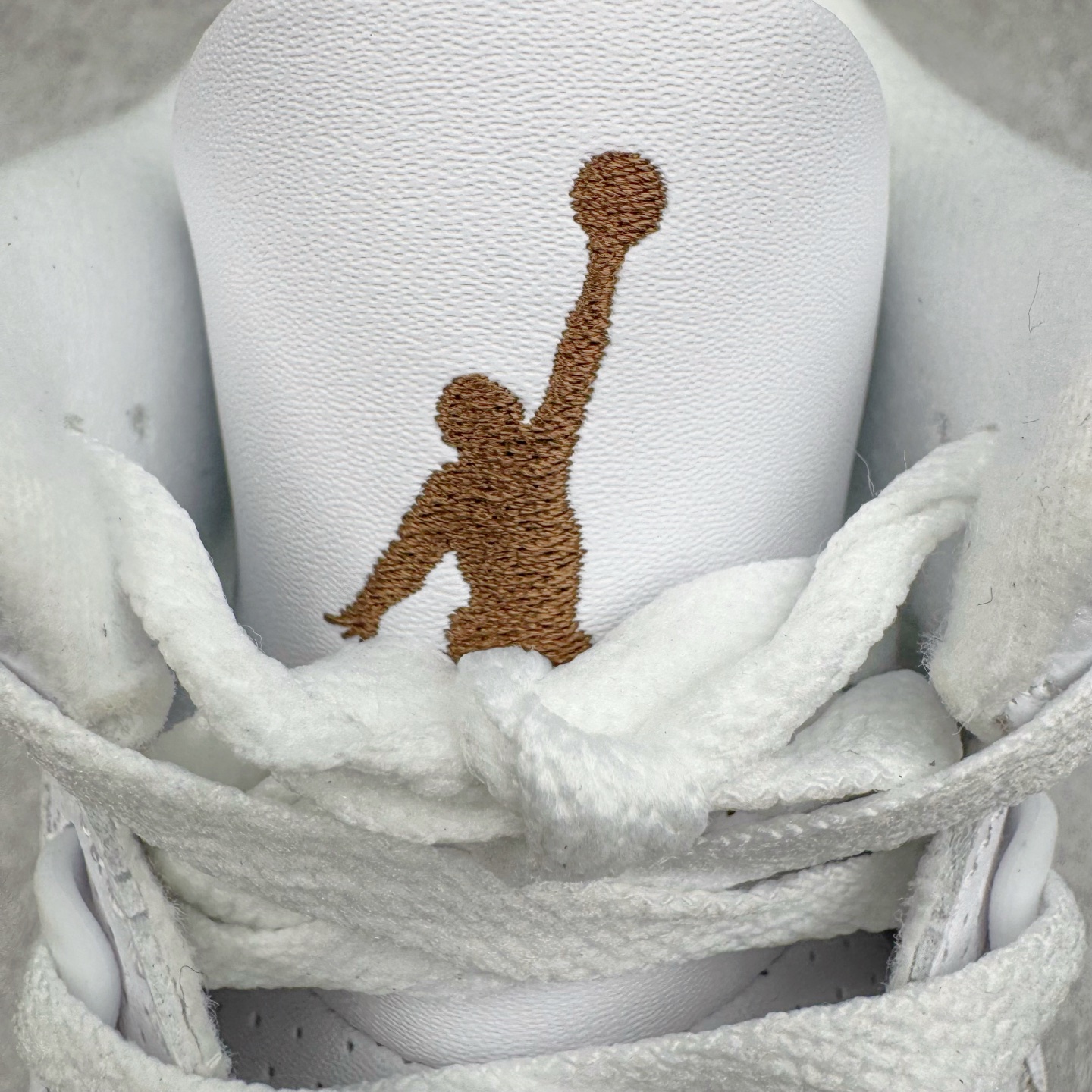 图片[14]-＃PB版 Air Jordan AJ3 Retro 摩卡 136064-122 市场中端王者 全套原纸板楦头开发 原厂大底磨具加持立体防滑纹理 原装可视Air Sole气垫 原汁原味最完美的三代版型 唯一正确鞋头趴度弧度高度鞋身腰线 此版本只针对中端市场 皮料材质有所更替 其他数据细节工艺流程均保持一致 绝不口嗨 细节品控鞋型随意秒杀市面3XX 4XX 原厂TPU后跟饰片 正确内里反口里网布 皮料菱角分明不变形无多余毛边 正确手工大底描漆拉丝 市场唯一原厂鞋扣模具 原厂织唛标 原厂飞人电绣工艺 尾指中部跳三针 独家绑鞋带手法 印刷中底布 四线拉帮 米色美纹纸贴合固定 进口港宝加持 后跟自然饱满 全鞋荧光划线卡点 追求极致完美 每一双都是工艺品 多重QC质检 超越公司货的品控标准 实实在在的免检产品 尺码：40 40.5 41 42 42.5 43 44 44.5 45 45.5 46 47.5-选品中心