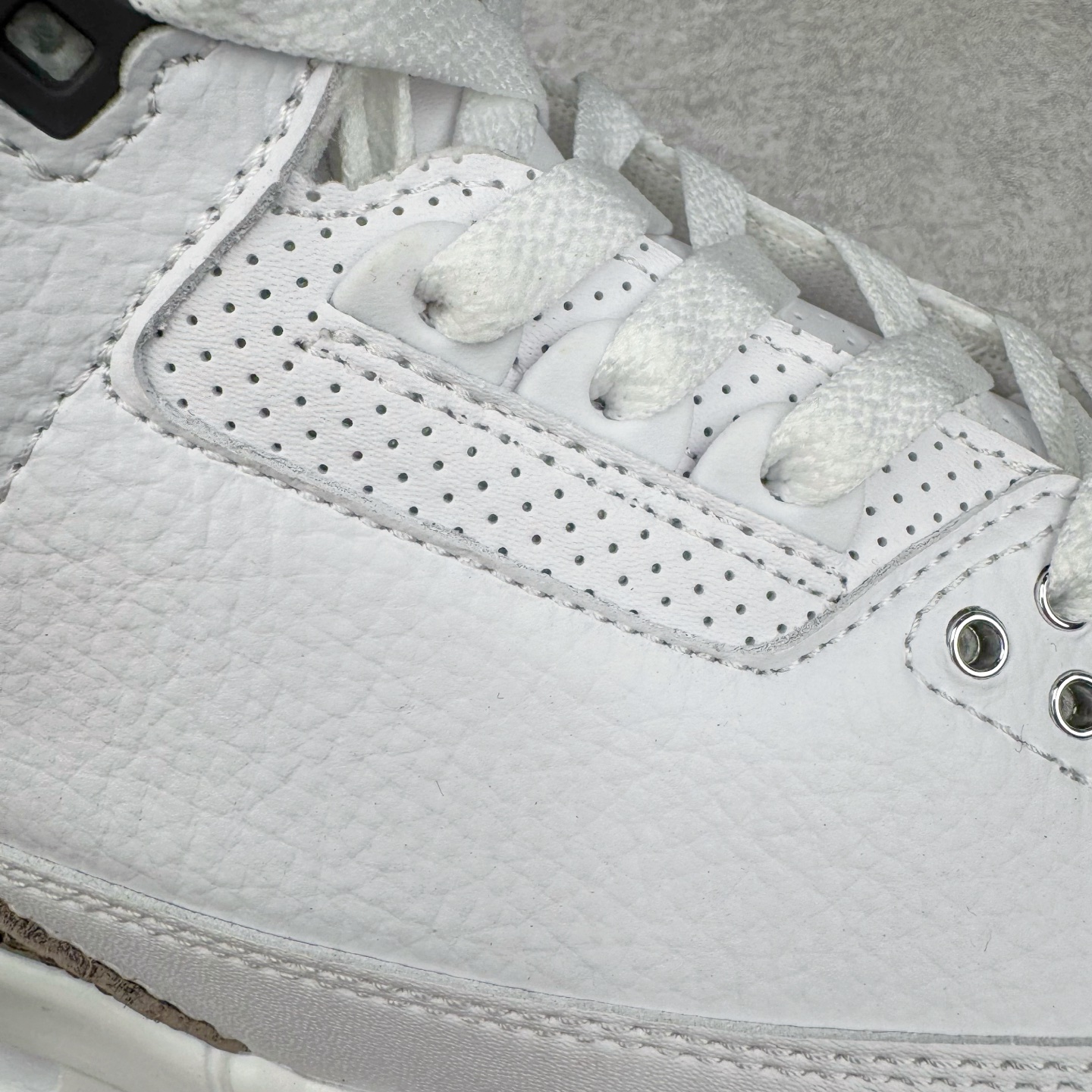 图片[17]-＃PB版 Air Jordan AJ3 Retro 摩卡 136064-122 市场中端王者 全套原纸板楦头开发 原厂大底磨具加持立体防滑纹理 原装可视Air Sole气垫 原汁原味最完美的三代版型 唯一正确鞋头趴度弧度高度鞋身腰线 此版本只针对中端市场 皮料材质有所更替 其他数据细节工艺流程均保持一致 绝不口嗨 细节品控鞋型随意秒杀市面3XX 4XX 原厂TPU后跟饰片 正确内里反口里网布 皮料菱角分明不变形无多余毛边 正确手工大底描漆拉丝 市场唯一原厂鞋扣模具 原厂织唛标 原厂飞人电绣工艺 尾指中部跳三针 独家绑鞋带手法 印刷中底布 四线拉帮 米色美纹纸贴合固定 进口港宝加持 后跟自然饱满 全鞋荧光划线卡点 追求极致完美 每一双都是工艺品 多重QC质检 超越公司货的品控标准 实实在在的免检产品 尺码：40 40.5 41 42 42.5 43 44 44.5 45 45.5 46 47.5-选品中心