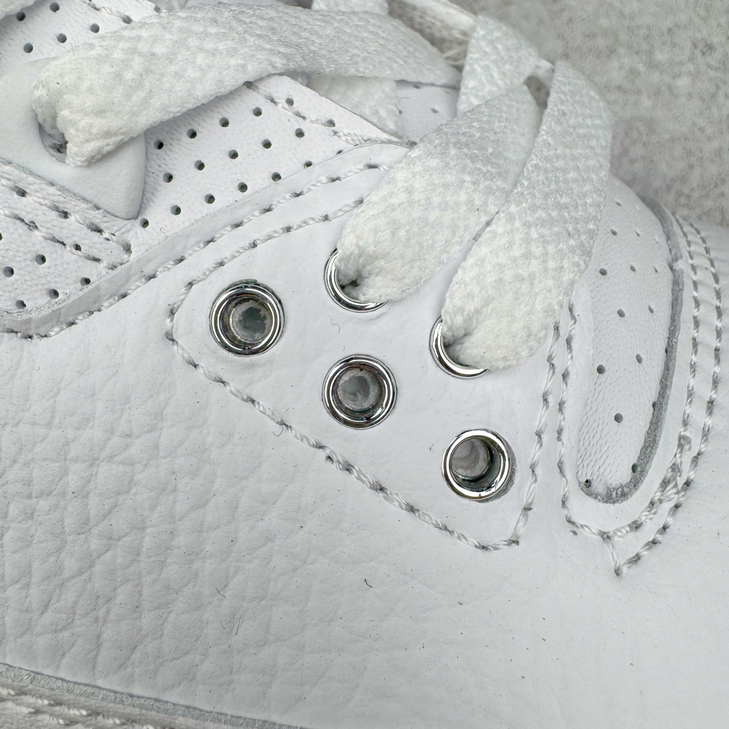 图片[16]-＃PB版 Air Jordan AJ3 Retro 摩卡 136064-122 市场中端王者 全套原纸板楦头开发 原厂大底磨具加持立体防滑纹理 原装可视Air Sole气垫 原汁原味最完美的三代版型 唯一正确鞋头趴度弧度高度鞋身腰线 此版本只针对中端市场 皮料材质有所更替 其他数据细节工艺流程均保持一致 绝不口嗨 细节品控鞋型随意秒杀市面3XX 4XX 原厂TPU后跟饰片 正确内里反口里网布 皮料菱角分明不变形无多余毛边 正确手工大底描漆拉丝 市场唯一原厂鞋扣模具 原厂织唛标 原厂飞人电绣工艺 尾指中部跳三针 独家绑鞋带手法 印刷中底布 四线拉帮 米色美纹纸贴合固定 进口港宝加持 后跟自然饱满 全鞋荧光划线卡点 追求极致完美 每一双都是工艺品 多重QC质检 超越公司货的品控标准 实实在在的免检产品 尺码：40 40.5 41 42 42.5 43 44 44.5 45 45.5 46 47.5-选品中心