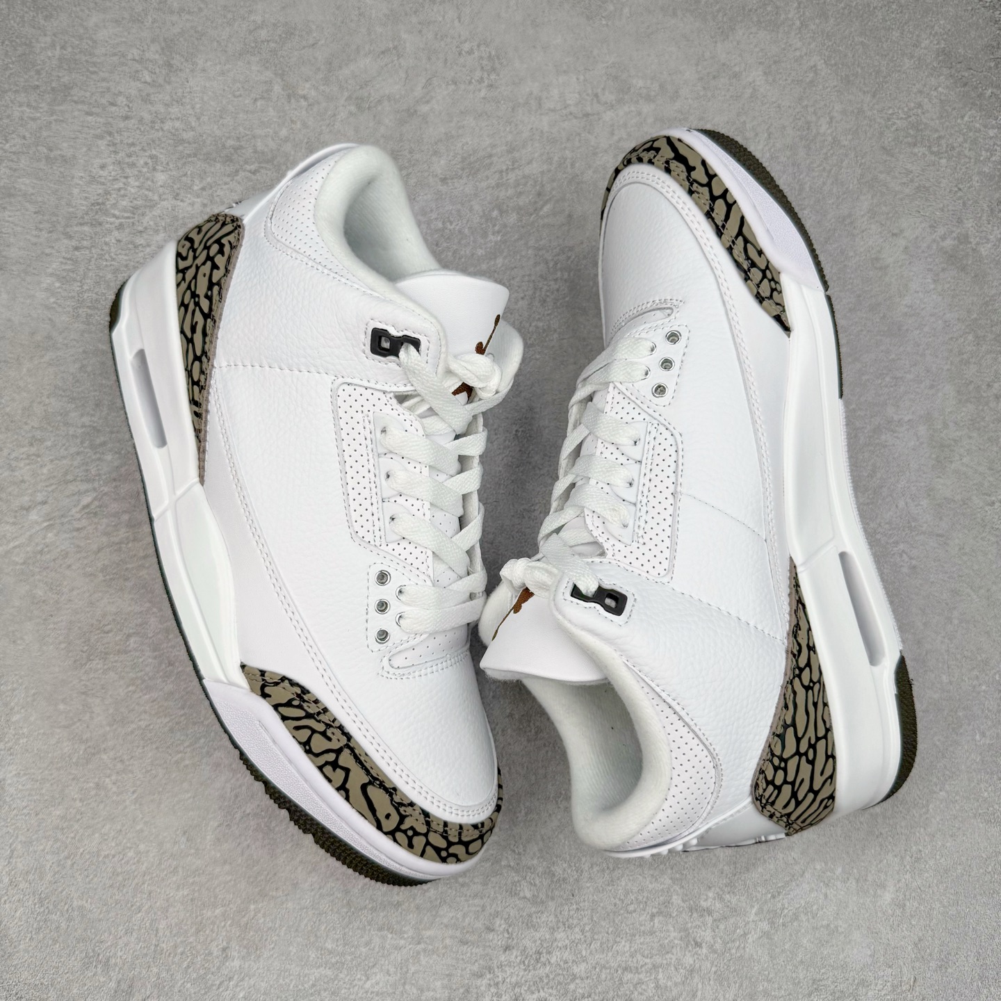图片[3]-＃PB版 Air Jordan AJ3 Retro 摩卡 136064-122 市场中端王者 全套原纸板楦头开发 原厂大底磨具加持立体防滑纹理 原装可视Air Sole气垫 原汁原味最完美的三代版型 唯一正确鞋头趴度弧度高度鞋身腰线 此版本只针对中端市场 皮料材质有所更替 其他数据细节工艺流程均保持一致 绝不口嗨 细节品控鞋型随意秒杀市面3XX 4XX 原厂TPU后跟饰片 正确内里反口里网布 皮料菱角分明不变形无多余毛边 正确手工大底描漆拉丝 市场唯一原厂鞋扣模具 原厂织唛标 原厂飞人电绣工艺 尾指中部跳三针 独家绑鞋带手法 印刷中底布 四线拉帮 米色美纹纸贴合固定 进口港宝加持 后跟自然饱满 全鞋荧光划线卡点 追求极致完美 每一双都是工艺品 多重QC质检 超越公司货的品控标准 实实在在的免检产品 尺码：40 40.5 41 42 42.5 43 44 44.5 45 45.5 46 47.5-选品中心