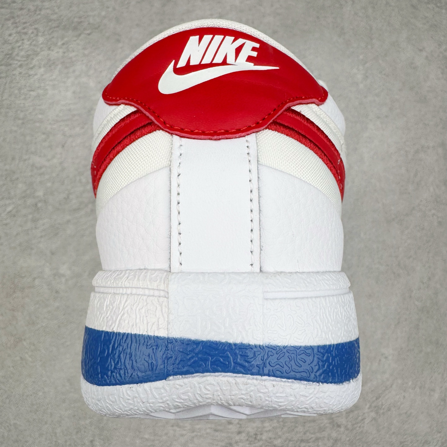 图片[8]-＃灭世/Max NK Book 1 Devin Booker 德文·布克一代男子实战篮球鞋 白蓝红 FJ4250-105 灭世纯原革新出货‼️缓震配置独家革新！实战属性直接拉满👊🏻实战 天花板上限再度提升！实战亲测-性能体验吊打国产同价位鞋款（为满足海外市场 布克一代最大尺码为47.5） ⚫️增配前掌鹅蛋ZOOM ➕抗扭片➕后掌马蹄ZOOM气垫（正品仅配置后掌zoom气垫） ⚫️采用科比4代鞋楦以及龙骨数据打造！小科4实至名归！（完美解决正品压脚趾问题） ⚫️鞋身➕鞋头增配高频补强层，提升鞋头以及脚踝支撑性 ⚫️鞋垫采用科比4代元年高弹缓震垫材质-磨合一场直接贴合脚型☑️ ⚫️外底加厚2mm，wow10止滑配方，无需磨合，抓地性能原地起飞 最强布克一代有且只在灭世纯原（支持市场任意货品正面PK） 真材实料，肉眼可见！革新升级绝非空穴来风！灭世纯原内外兼修，用态度诠释实战新篇章👊🏻 Book 1 尺码 39-47.5-选品中心