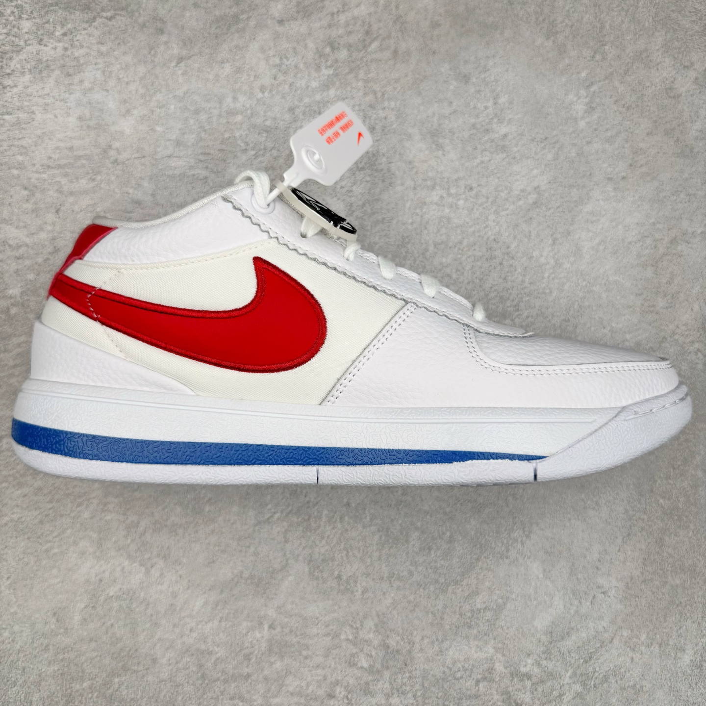 ＃灭世/Max NK Book 1 Devin Booker 德文·布克一代男子实战篮球鞋 白蓝红 FJ4250-105 灭世纯原革新出货‼️缓震配置独家革新！实战属性直接拉满👊🏻实战 天花板上限再度提升！实战亲测-性能体验吊打国产同价位鞋款（为满足海外市场 布克一代最大尺码为47.5） ⚫️增配前掌鹅蛋ZOOM ➕抗扭片➕后掌马蹄ZOOM气垫（正品仅配置后掌zoom气垫） ⚫️采用科比4代鞋楦以及龙骨数据打造！小科4实至名归！（完美解决正品压脚趾问题） ⚫️鞋身➕鞋头增配高频补强层，提升鞋头以及脚踝支撑性 ⚫️鞋垫采用科比4代元年高弹缓震垫材质-磨合一场直接贴合脚型☑️ ⚫️外底加厚2mm，wow10止滑配方，无需磨合，抓地性能原地起飞 最强布克一代有且只在灭世纯原（支持市场任意货品正面PK） 真材实料，肉眼可见！革新升级绝非空穴来风！灭世纯原内外兼修，用态度诠释实战新篇章👊🏻 Book 1 尺码 39-47.5-选品中心