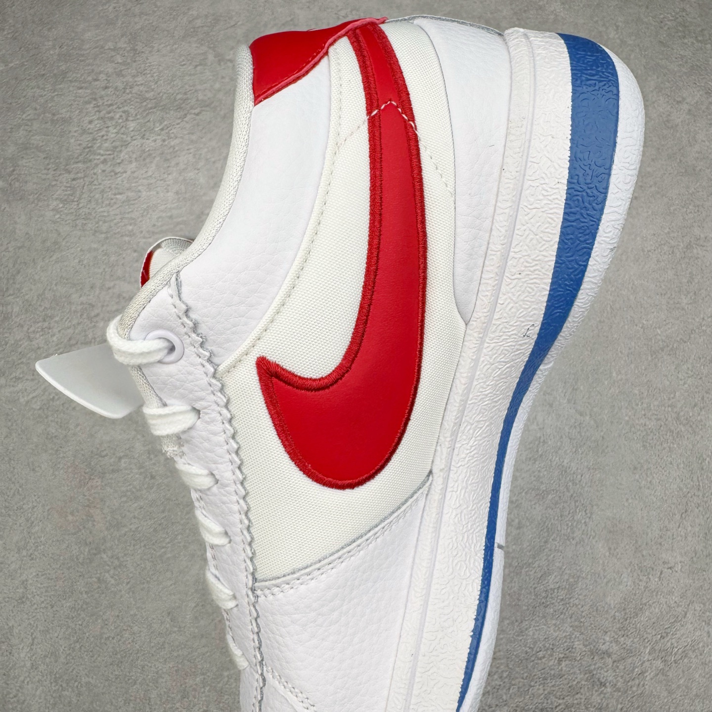 图片[7]-＃灭世/Max NK Book 1 Devin Booker 德文·布克一代男子实战篮球鞋 白蓝红 FJ4250-105 灭世纯原革新出货‼️缓震配置独家革新！实战属性直接拉满👊🏻实战 天花板上限再度提升！实战亲测-性能体验吊打国产同价位鞋款（为满足海外市场 布克一代最大尺码为47.5） ⚫️增配前掌鹅蛋ZOOM ➕抗扭片➕后掌马蹄ZOOM气垫（正品仅配置后掌zoom气垫） ⚫️采用科比4代鞋楦以及龙骨数据打造！小科4实至名归！（完美解决正品压脚趾问题） ⚫️鞋身➕鞋头增配高频补强层，提升鞋头以及脚踝支撑性 ⚫️鞋垫采用科比4代元年高弹缓震垫材质-磨合一场直接贴合脚型☑️ ⚫️外底加厚2mm，wow10止滑配方，无需磨合，抓地性能原地起飞 最强布克一代有且只在灭世纯原（支持市场任意货品正面PK） 真材实料，肉眼可见！革新升级绝非空穴来风！灭世纯原内外兼修，用态度诠释实战新篇章👊🏻 Book 1 尺码 39-47.5-选品中心