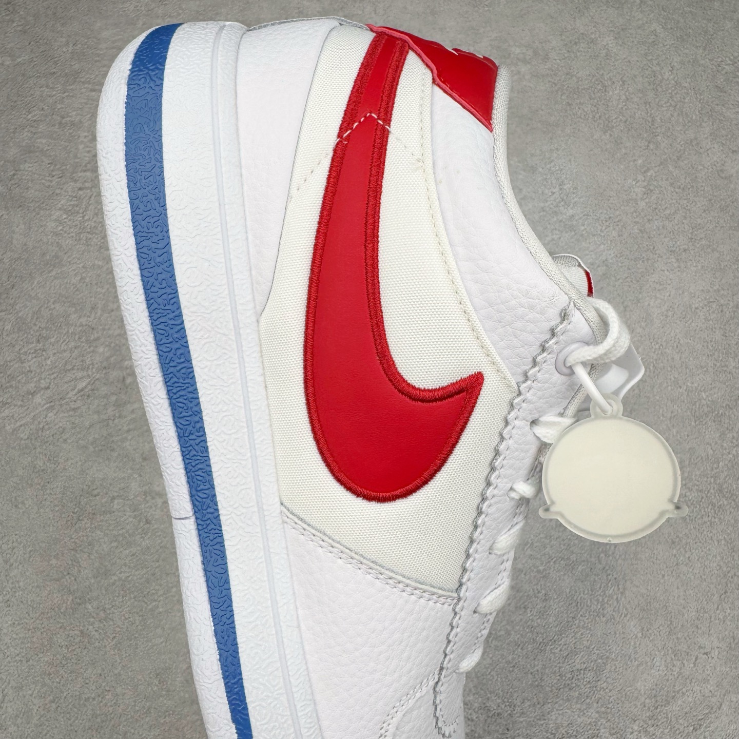 图片[6]-＃灭世/Max NK Book 1 Devin Booker 德文·布克一代男子实战篮球鞋 白蓝红 FJ4250-105 灭世纯原革新出货‼️缓震配置独家革新！实战属性直接拉满👊🏻实战 天花板上限再度提升！实战亲测-性能体验吊打国产同价位鞋款（为满足海外市场 布克一代最大尺码为47.5） ⚫️增配前掌鹅蛋ZOOM ➕抗扭片➕后掌马蹄ZOOM气垫（正品仅配置后掌zoom气垫） ⚫️采用科比4代鞋楦以及龙骨数据打造！小科4实至名归！（完美解决正品压脚趾问题） ⚫️鞋身➕鞋头增配高频补强层，提升鞋头以及脚踝支撑性 ⚫️鞋垫采用科比4代元年高弹缓震垫材质-磨合一场直接贴合脚型☑️ ⚫️外底加厚2mm，wow10止滑配方，无需磨合，抓地性能原地起飞 最强布克一代有且只在灭世纯原（支持市场任意货品正面PK） 真材实料，肉眼可见！革新升级绝非空穴来风！灭世纯原内外兼修，用态度诠释实战新篇章👊🏻 Book 1 尺码 39-47.5-选品中心