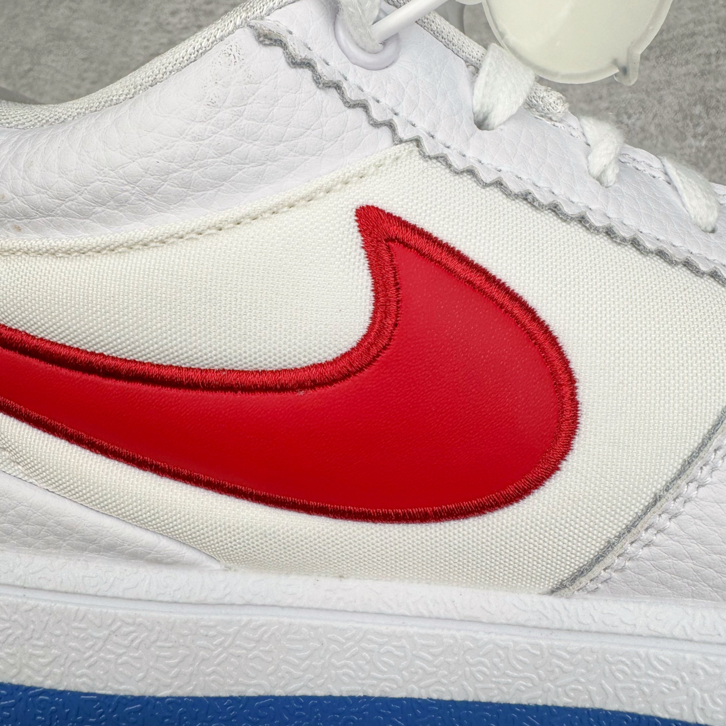 图片[16]-＃灭世/Max NK Book 1 Devin Booker 德文·布克一代男子实战篮球鞋 白蓝红 FJ4250-105 灭世纯原革新出货‼️缓震配置独家革新！实战属性直接拉满👊🏻实战 天花板上限再度提升！实战亲测-性能体验吊打国产同价位鞋款（为满足海外市场 布克一代最大尺码为47.5） ⚫️增配前掌鹅蛋ZOOM ➕抗扭片➕后掌马蹄ZOOM气垫（正品仅配置后掌zoom气垫） ⚫️采用科比4代鞋楦以及龙骨数据打造！小科4实至名归！（完美解决正品压脚趾问题） ⚫️鞋身➕鞋头增配高频补强层，提升鞋头以及脚踝支撑性 ⚫️鞋垫采用科比4代元年高弹缓震垫材质-磨合一场直接贴合脚型☑️ ⚫️外底加厚2mm，wow10止滑配方，无需磨合，抓地性能原地起飞 最强布克一代有且只在灭世纯原（支持市场任意货品正面PK） 真材实料，肉眼可见！革新升级绝非空穴来风！灭世纯原内外兼修，用态度诠释实战新篇章👊🏻 Book 1 尺码 39-47.5-选品中心