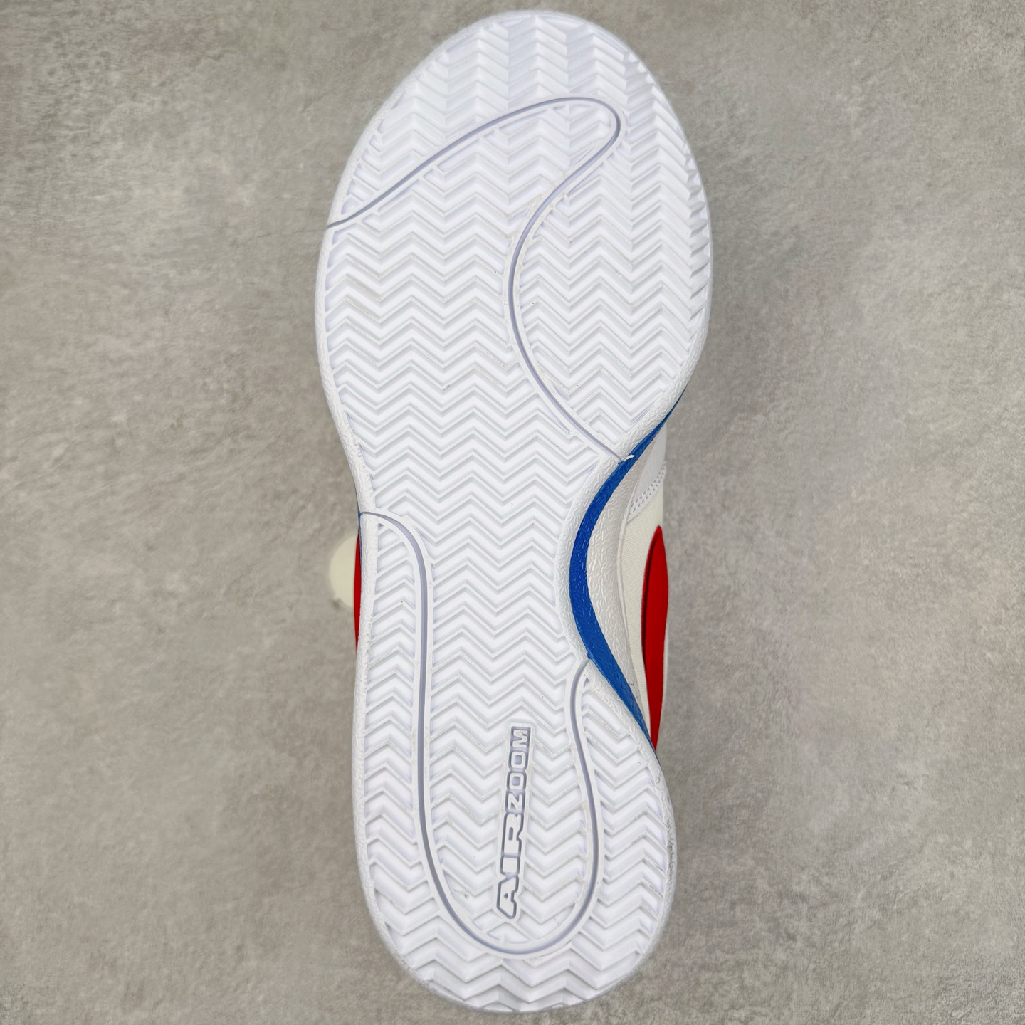 图片[9]-＃灭世/Max NK Book 1 Devin Booker 德文·布克一代男子实战篮球鞋 白蓝红 FJ4250-105 灭世纯原革新出货‼️缓震配置独家革新！实战属性直接拉满👊🏻实战 天花板上限再度提升！实战亲测-性能体验吊打国产同价位鞋款（为满足海外市场 布克一代最大尺码为47.5） ⚫️增配前掌鹅蛋ZOOM ➕抗扭片➕后掌马蹄ZOOM气垫（正品仅配置后掌zoom气垫） ⚫️采用科比4代鞋楦以及龙骨数据打造！小科4实至名归！（完美解决正品压脚趾问题） ⚫️鞋身➕鞋头增配高频补强层，提升鞋头以及脚踝支撑性 ⚫️鞋垫采用科比4代元年高弹缓震垫材质-磨合一场直接贴合脚型☑️ ⚫️外底加厚2mm，wow10止滑配方，无需磨合，抓地性能原地起飞 最强布克一代有且只在灭世纯原（支持市场任意货品正面PK） 真材实料，肉眼可见！革新升级绝非空穴来风！灭世纯原内外兼修，用态度诠释实战新篇章👊🏻 Book 1 尺码 39-47.5-选品中心