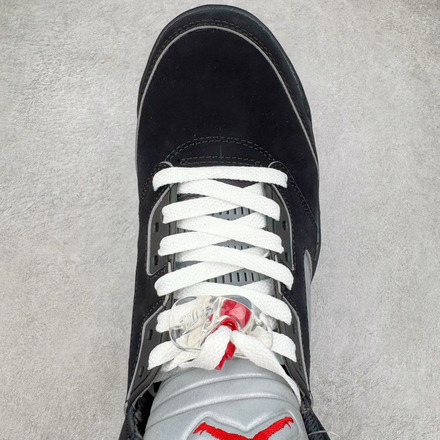 图片[4]-＃K版 Air Jordan AJ5 “Black Metallic Reimagined” 黑银 HF3975-001 原厂全套原楦原纸板磨具开发 原厂皮料加持 原厂港宝加持定型后跟R度完美 同源原厂电绣 飞人针数密度立体效果一致 原厂拉帮手法 原厂配置纸衬高频鞋盒 原厂指令配双鞋带 原厂TPU网格鞋带扣 超高鞋面清洁度 最高QC检验标准 控制溢胶瑕疵 到手可放心比对发售原鞋 上脚百分百充正驾驭 尺码：40 40.5 41 42 42.5 43 44 44.5 45 46 47.5 48.5-选品中心