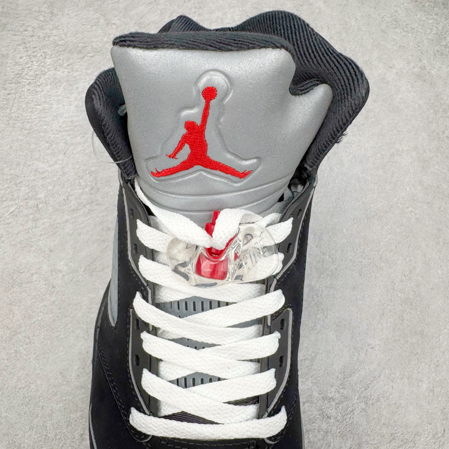 图片[5]-＃K版 Air Jordan AJ5 “Black Metallic Reimagined” 黑银 HF3975-001 原厂全套原楦原纸板磨具开发 原厂皮料加持 原厂港宝加持定型后跟R度完美 同源原厂电绣 飞人针数密度立体效果一致 原厂拉帮手法 原厂配置纸衬高频鞋盒 原厂指令配双鞋带 原厂TPU网格鞋带扣 超高鞋面清洁度 最高QC检验标准 控制溢胶瑕疵 到手可放心比对发售原鞋 上脚百分百充正驾驭 尺码：40 40.5 41 42 42.5 43 44 44.5 45 46 47.5 48.5-选品中心