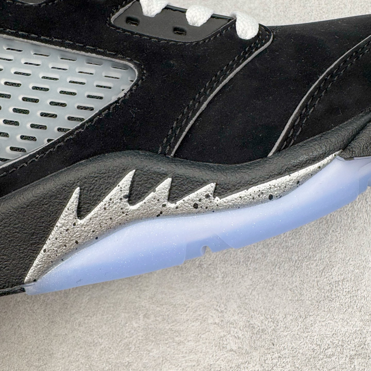 图片[20]-＃K版 Air Jordan AJ5 “Black Metallic Reimagined” 黑银 HF3975-001 原厂全套原楦原纸板磨具开发 原厂皮料加持 原厂港宝加持定型后跟R度完美 同源原厂电绣 飞人针数密度立体效果一致 原厂拉帮手法 原厂配置纸衬高频鞋盒 原厂指令配双鞋带 原厂TPU网格鞋带扣 超高鞋面清洁度 最高QC检验标准 控制溢胶瑕疵 到手可放心比对发售原鞋 上脚百分百充正驾驭 尺码：40 40.5 41 42 42.5 43 44 44.5 45 46 47.5 48.5-选品中心