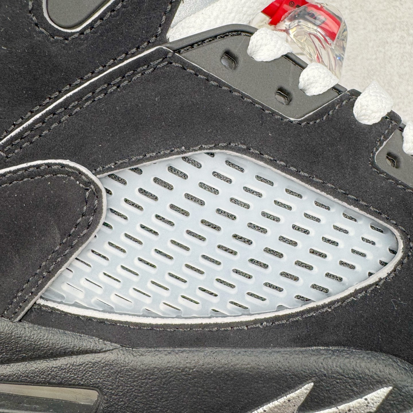 图片[19]-＃K版 Air Jordan AJ5 “Black Metallic Reimagined” 黑银 HF3975-001 原厂全套原楦原纸板磨具开发 原厂皮料加持 原厂港宝加持定型后跟R度完美 同源原厂电绣 飞人针数密度立体效果一致 原厂拉帮手法 原厂配置纸衬高频鞋盒 原厂指令配双鞋带 原厂TPU网格鞋带扣 超高鞋面清洁度 最高QC检验标准 控制溢胶瑕疵 到手可放心比对发售原鞋 上脚百分百充正驾驭 尺码：40 40.5 41 42 42.5 43 44 44.5 45 46 47.5 48.5-选品中心