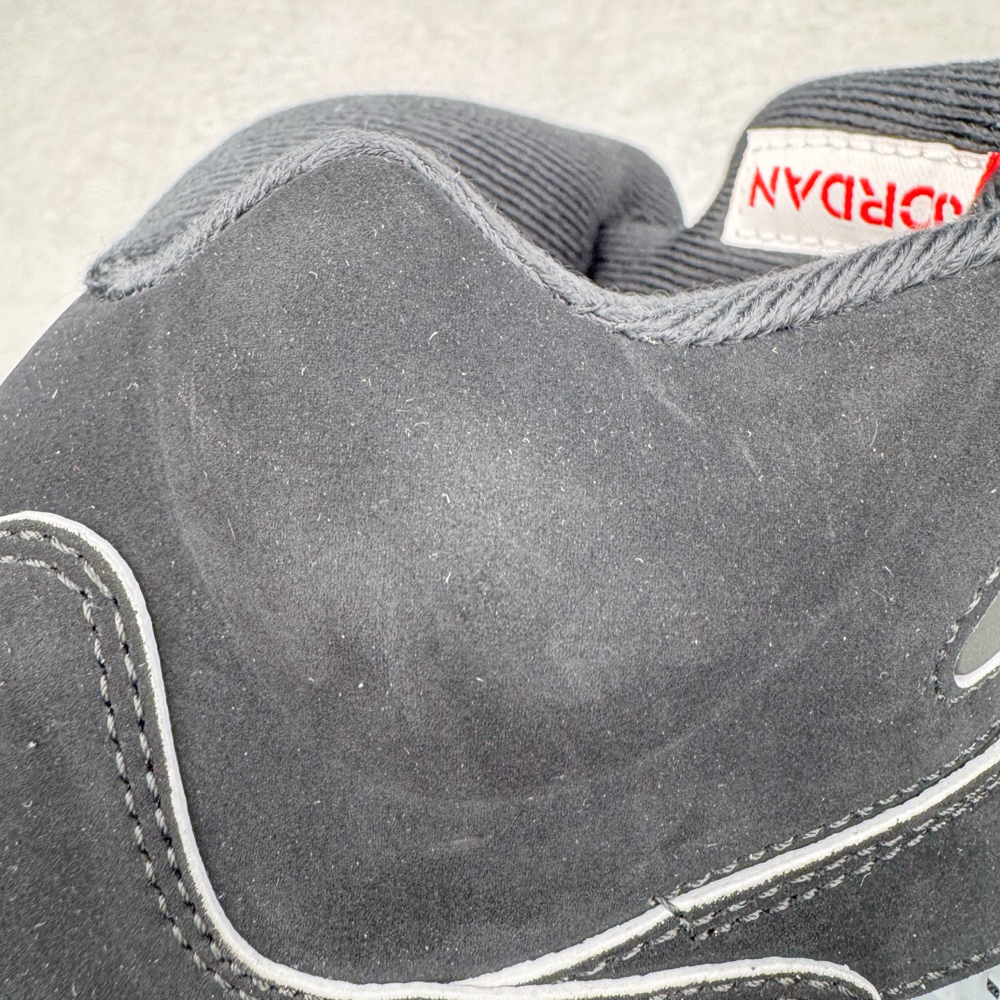 图片[17]-＃K版 Air Jordan AJ5 “Black Metallic Reimagined” 黑银 HF3975-001 原厂全套原楦原纸板磨具开发 原厂皮料加持 原厂港宝加持定型后跟R度完美 同源原厂电绣 飞人针数密度立体效果一致 原厂拉帮手法 原厂配置纸衬高频鞋盒 原厂指令配双鞋带 原厂TPU网格鞋带扣 超高鞋面清洁度 最高QC检验标准 控制溢胶瑕疵 到手可放心比对发售原鞋 上脚百分百充正驾驭 尺码：40 40.5 41 42 42.5 43 44 44.5 45 46 47.5 48.5-选品中心