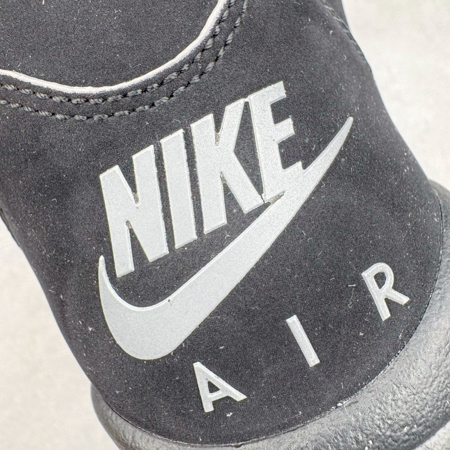 图片[16]-＃K版 Air Jordan AJ5 “Black Metallic Reimagined” 黑银 HF3975-001 原厂全套原楦原纸板磨具开发 原厂皮料加持 原厂港宝加持定型后跟R度完美 同源原厂电绣 飞人针数密度立体效果一致 原厂拉帮手法 原厂配置纸衬高频鞋盒 原厂指令配双鞋带 原厂TPU网格鞋带扣 超高鞋面清洁度 最高QC检验标准 控制溢胶瑕疵 到手可放心比对发售原鞋 上脚百分百充正驾驭 尺码：40 40.5 41 42 42.5 43 44 44.5 45 46 47.5 48.5-选品中心