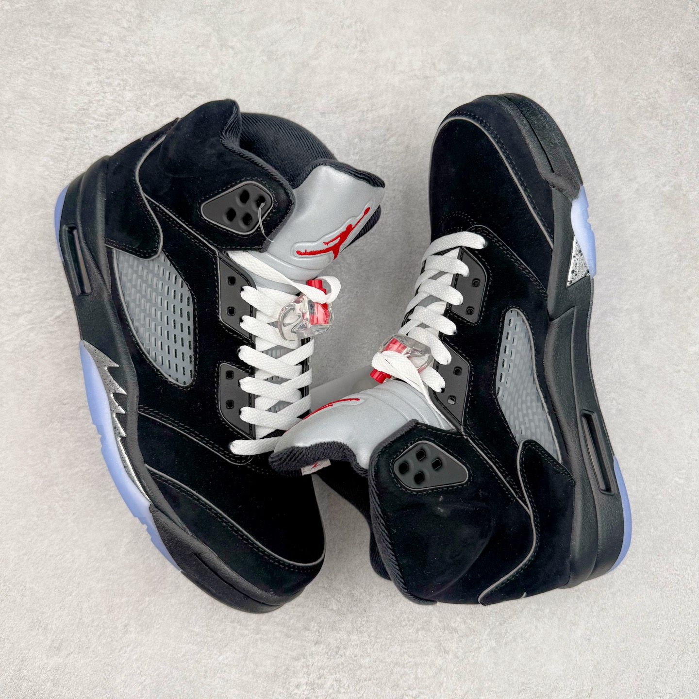 图片[3]-＃K版 Air Jordan AJ5 “Black Metallic Reimagined” 黑银 HF3975-001 原厂全套原楦原纸板磨具开发 原厂皮料加持 原厂港宝加持定型后跟R度完美 同源原厂电绣 飞人针数密度立体效果一致 原厂拉帮手法 原厂配置纸衬高频鞋盒 原厂指令配双鞋带 原厂TPU网格鞋带扣 超高鞋面清洁度 最高QC检验标准 控制溢胶瑕疵 到手可放心比对发售原鞋 上脚百分百充正驾驭 尺码：40 40.5 41 42 42.5 43 44 44.5 45 46 47.5 48.5-选品中心