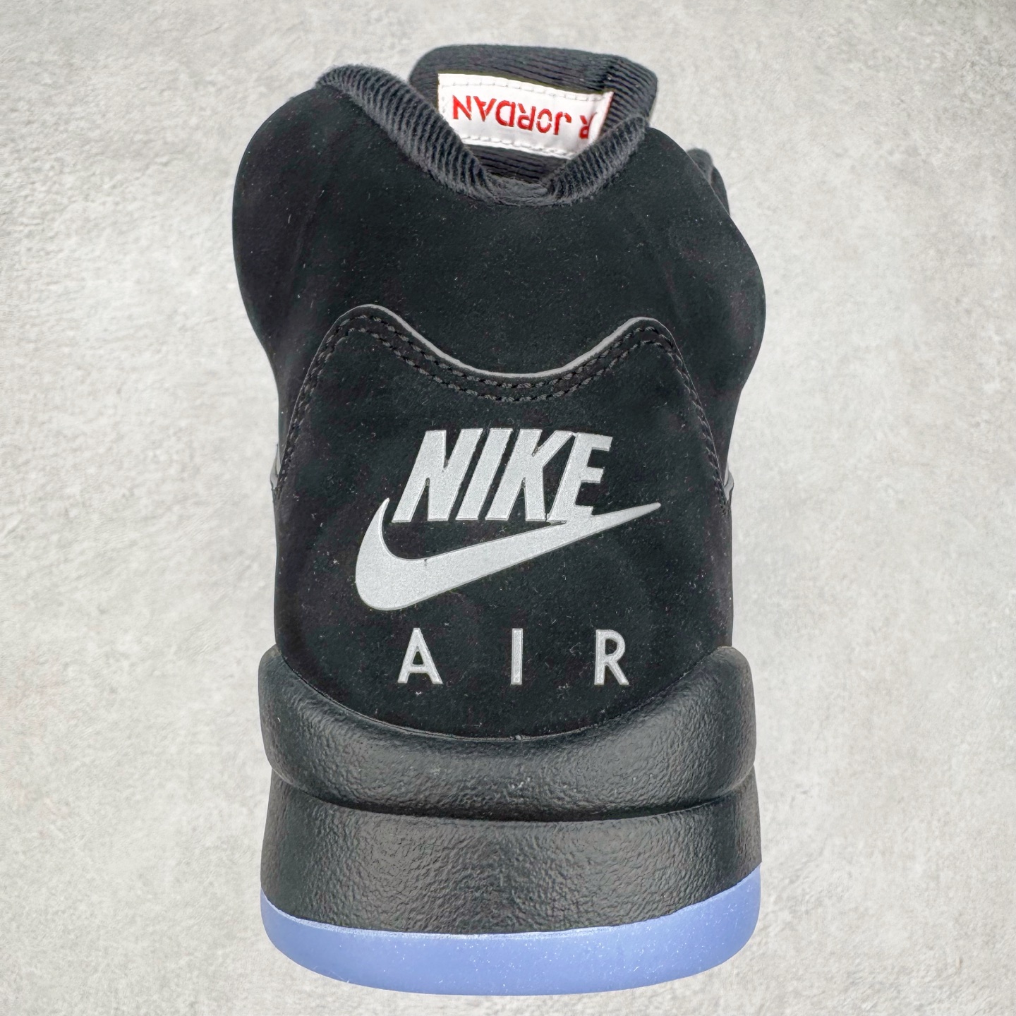 图片[8]-＃K版 Air Jordan AJ5 “Black Metallic Reimagined” 黑银 HF3975-001 原厂全套原楦原纸板磨具开发 原厂皮料加持 原厂港宝加持定型后跟R度完美 同源原厂电绣 飞人针数密度立体效果一致 原厂拉帮手法 原厂配置纸衬高频鞋盒 原厂指令配双鞋带 原厂TPU网格鞋带扣 超高鞋面清洁度 最高QC检验标准 控制溢胶瑕疵 到手可放心比对发售原鞋 上脚百分百充正驾驭 尺码：40 40.5 41 42 42.5 43 44 44.5 45 46 47.5 48.5-选品中心