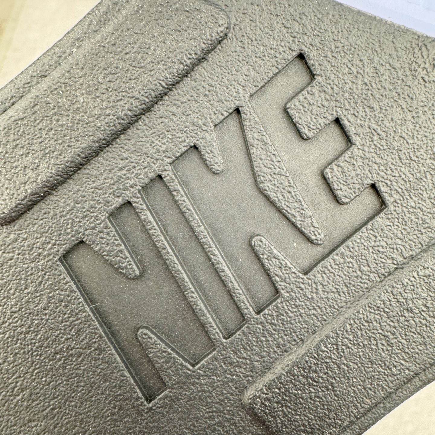 图片[21]-＃K版 Air Jordan AJ5 “Black Metallic Reimagined” 黑银 HF3975-001 原厂全套原楦原纸板磨具开发 原厂皮料加持 原厂港宝加持定型后跟R度完美 同源原厂电绣 飞人针数密度立体效果一致 原厂拉帮手法 原厂配置纸衬高频鞋盒 原厂指令配双鞋带 原厂TPU网格鞋带扣 超高鞋面清洁度 最高QC检验标准 控制溢胶瑕疵 到手可放心比对发售原鞋 上脚百分百充正驾驭 尺码：40 40.5 41 42 42.5 43 44 44.5 45 46 47.5 48.5-选品中心