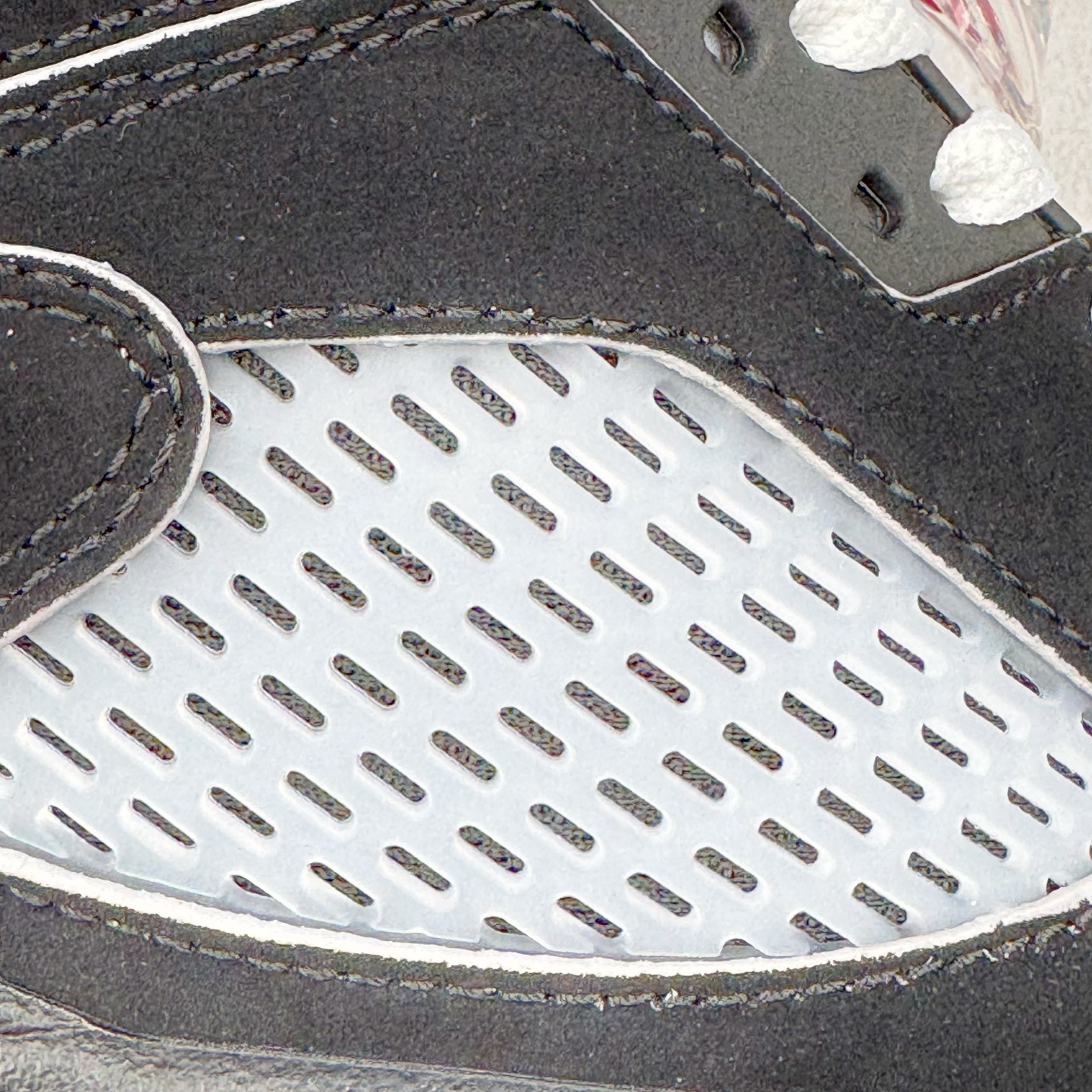 图片[12]-＃K版 Air Jordan AJ5 “Black Metallic Reimagined” 黑银 HF3975-001 原厂全套原楦原纸板磨具开发 原厂皮料加持 原厂港宝加持定型后跟R度完美 同源原厂电绣 飞人针数密度立体效果一致 原厂拉帮手法 原厂配置纸衬高频鞋盒 原厂指令配双鞋带 原厂TPU网格鞋带扣 超高鞋面清洁度 最高QC检验标准 控制溢胶瑕疵 到手可放心比对发售原鞋 上脚百分百充正驾驭 尺码：40 40.5 41 42 42.5 43 44 44.5 45 46 47.5 48.5-选品中心