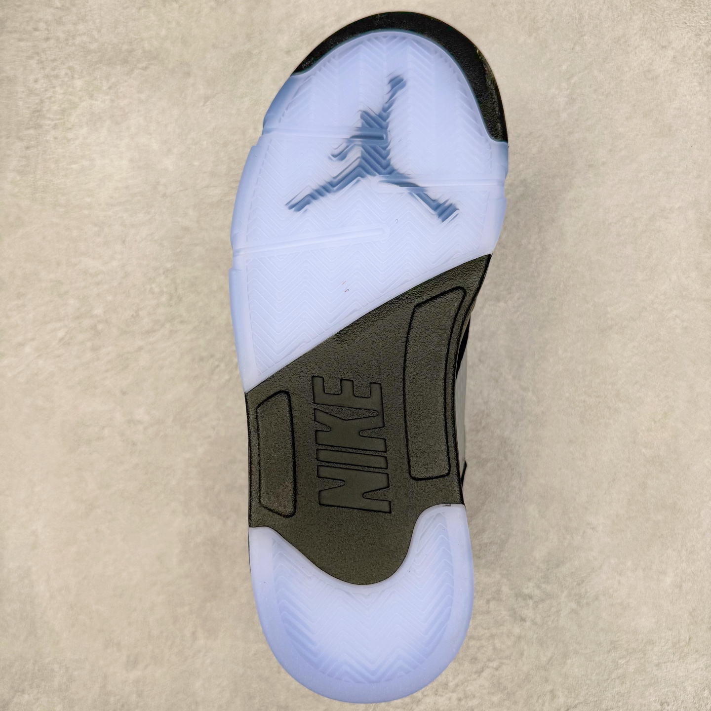 图片[9]-＃K版 Air Jordan AJ5 “Black Metallic Reimagined” 黑银 HF3975-001 原厂全套原楦原纸板磨具开发 原厂皮料加持 原厂港宝加持定型后跟R度完美 同源原厂电绣 飞人针数密度立体效果一致 原厂拉帮手法 原厂配置纸衬高频鞋盒 原厂指令配双鞋带 原厂TPU网格鞋带扣 超高鞋面清洁度 最高QC检验标准 控制溢胶瑕疵 到手可放心比对发售原鞋 上脚百分百充正驾驭 尺码：40 40.5 41 42 42.5 43 44 44.5 45 46 47.5 48.5-选品中心