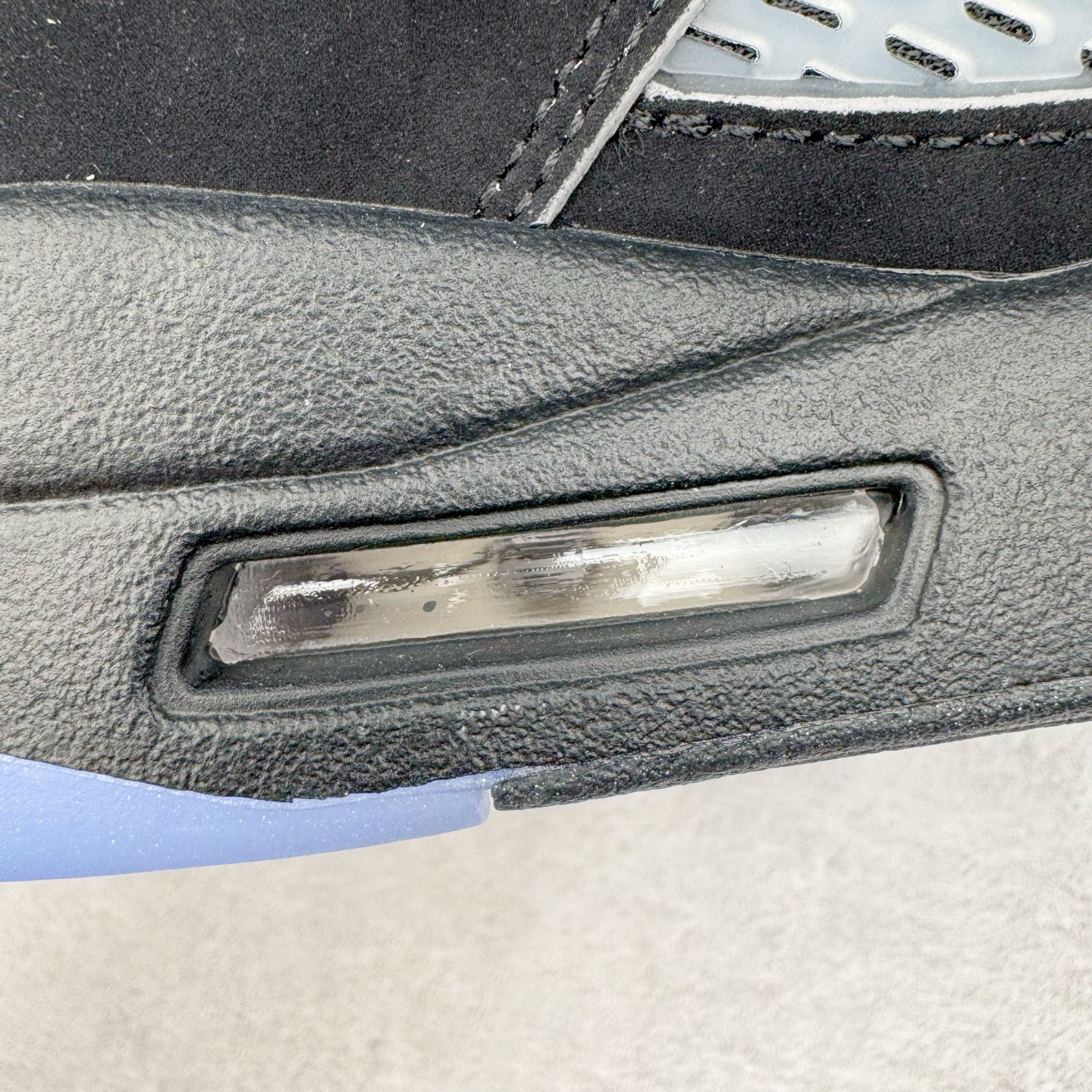 图片[18]-＃K版 Air Jordan AJ5 “Black Metallic Reimagined” 黑银 HF3975-001 原厂全套原楦原纸板磨具开发 原厂皮料加持 原厂港宝加持定型后跟R度完美 同源原厂电绣 飞人针数密度立体效果一致 原厂拉帮手法 原厂配置纸衬高频鞋盒 原厂指令配双鞋带 原厂TPU网格鞋带扣 超高鞋面清洁度 最高QC检验标准 控制溢胶瑕疵 到手可放心比对发售原鞋 上脚百分百充正驾驭 尺码：40 40.5 41 42 42.5 43 44 44.5 45 46 47.5 48.5-选品中心