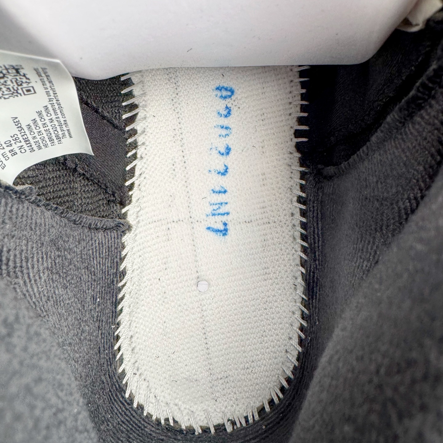 图片[10]-＃K版 Air Jordan AJ5 “Black Metallic Reimagined” 黑银 HF3975-001 原厂全套原楦原纸板磨具开发 原厂皮料加持 原厂港宝加持定型后跟R度完美 同源原厂电绣 飞人针数密度立体效果一致 原厂拉帮手法 原厂配置纸衬高频鞋盒 原厂指令配双鞋带 原厂TPU网格鞋带扣 超高鞋面清洁度 最高QC检验标准 控制溢胶瑕疵 到手可放心比对发售原鞋 上脚百分百充正驾驭 尺码：40 40.5 41 42 42.5 43 44 44.5 45 46 47.5 48.5-选品中心