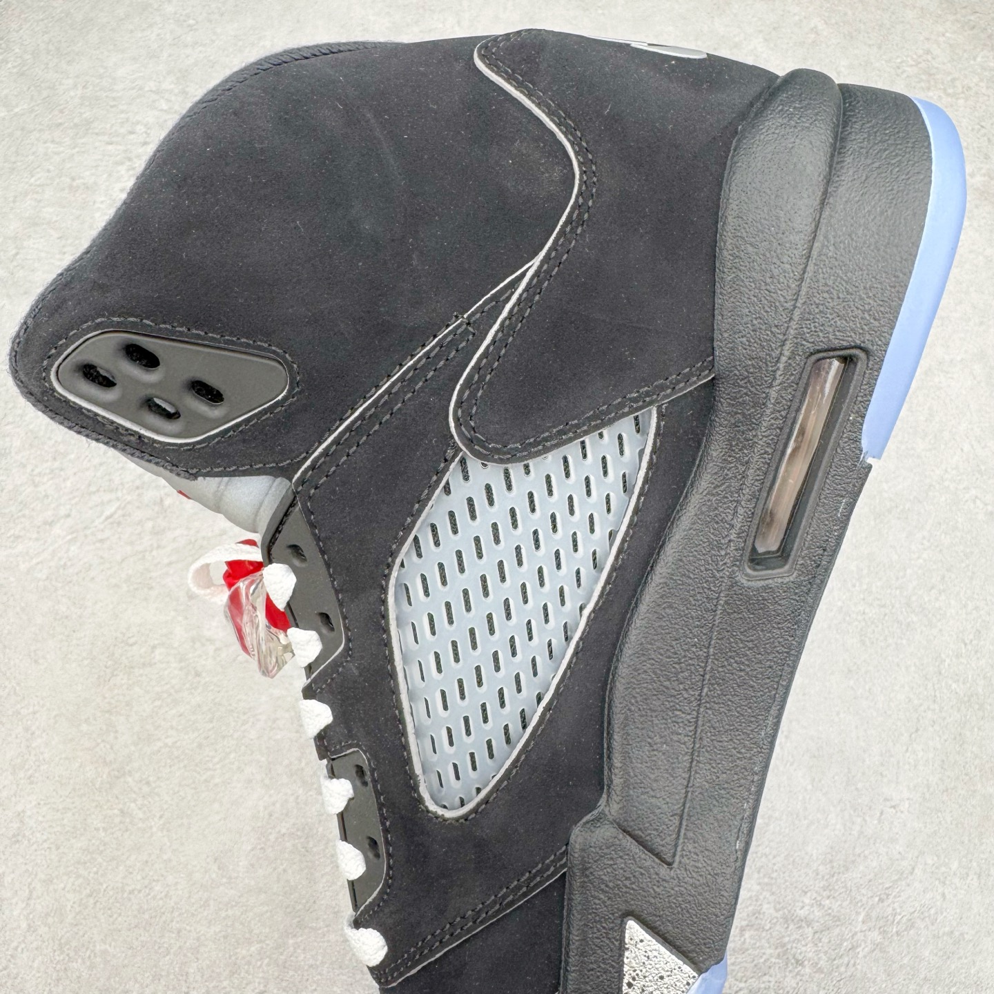 图片[7]-＃K版 Air Jordan AJ5 “Black Metallic Reimagined” 黑银 HF3975-001 原厂全套原楦原纸板磨具开发 原厂皮料加持 原厂港宝加持定型后跟R度完美 同源原厂电绣 飞人针数密度立体效果一致 原厂拉帮手法 原厂配置纸衬高频鞋盒 原厂指令配双鞋带 原厂TPU网格鞋带扣 超高鞋面清洁度 最高QC检验标准 控制溢胶瑕疵 到手可放心比对发售原鞋 上脚百分百充正驾驭 尺码：40 40.5 41 42 42.5 43 44 44.5 45 46 47.5 48.5-选品中心