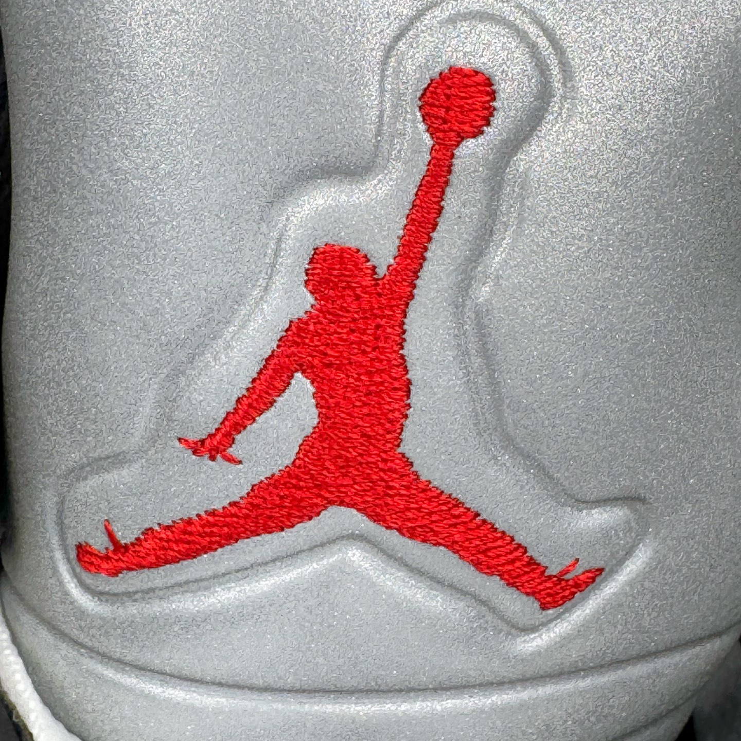 图片[13]-＃K版 Air Jordan AJ5 “Black Metallic Reimagined” 黑银 HF3975-001 原厂全套原楦原纸板磨具开发 原厂皮料加持 原厂港宝加持定型后跟R度完美 同源原厂电绣 飞人针数密度立体效果一致 原厂拉帮手法 原厂配置纸衬高频鞋盒 原厂指令配双鞋带 原厂TPU网格鞋带扣 超高鞋面清洁度 最高QC检验标准 控制溢胶瑕疵 到手可放心比对发售原鞋 上脚百分百充正驾驭 尺码：40 40.5 41 42 42.5 43 44 44.5 45 46 47.5 48.5-选品中心