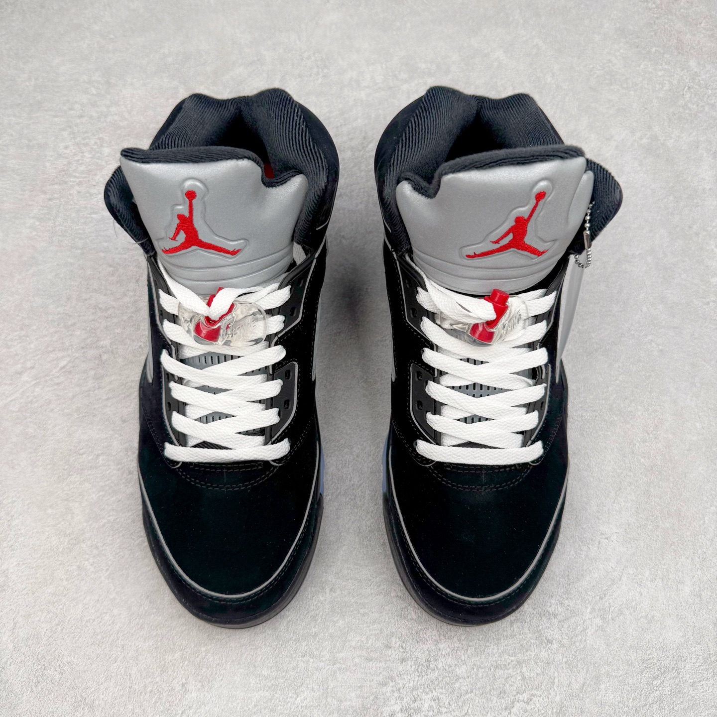 图片[2]-＃K版 Air Jordan AJ5 “Black Metallic Reimagined” 黑银 HF3975-001 原厂全套原楦原纸板磨具开发 原厂皮料加持 原厂港宝加持定型后跟R度完美 同源原厂电绣 飞人针数密度立体效果一致 原厂拉帮手法 原厂配置纸衬高频鞋盒 原厂指令配双鞋带 原厂TPU网格鞋带扣 超高鞋面清洁度 最高QC检验标准 控制溢胶瑕疵 到手可放心比对发售原鞋 上脚百分百充正驾驭 尺码：40 40.5 41 42 42.5 43 44 44.5 45 46 47.5 48.5-选品中心