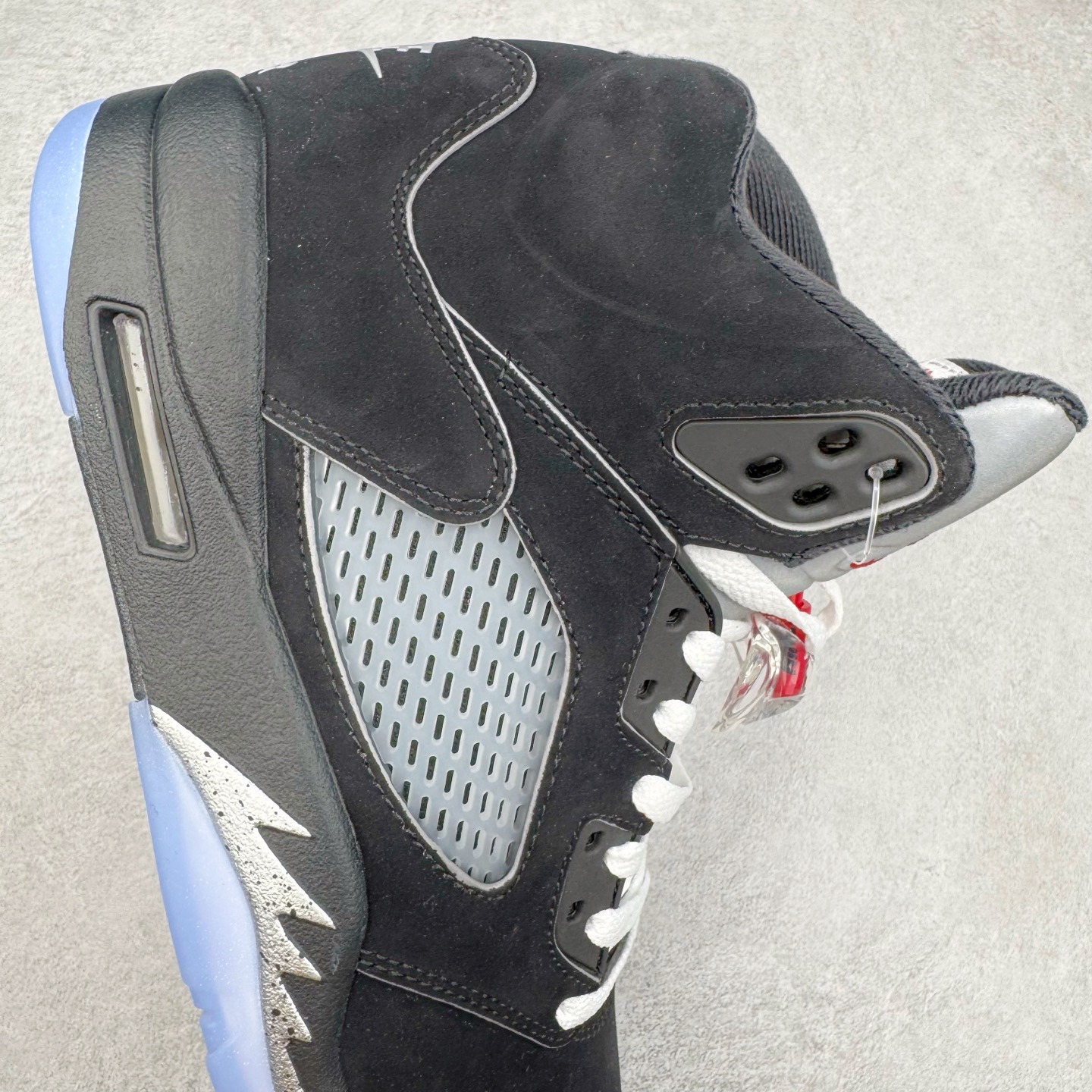 图片[6]-＃K版 Air Jordan AJ5 “Black Metallic Reimagined” 黑银 HF3975-001 原厂全套原楦原纸板磨具开发 原厂皮料加持 原厂港宝加持定型后跟R度完美 同源原厂电绣 飞人针数密度立体效果一致 原厂拉帮手法 原厂配置纸衬高频鞋盒 原厂指令配双鞋带 原厂TPU网格鞋带扣 超高鞋面清洁度 最高QC检验标准 控制溢胶瑕疵 到手可放心比对发售原鞋 上脚百分百充正驾驭 尺码：40 40.5 41 42 42.5 43 44 44.5 45 46 47.5 48.5-选品中心