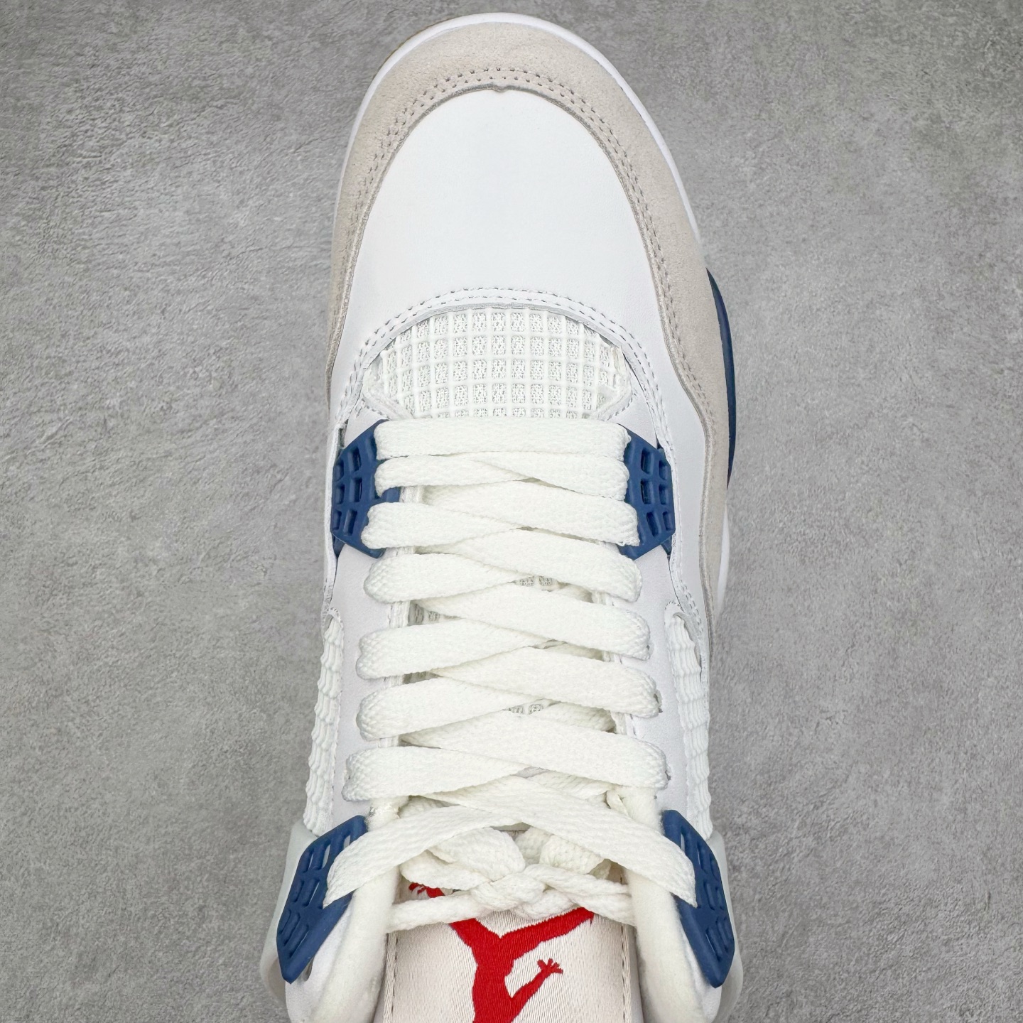 图片[4]-＃PB版 NK SB x Air Jordan AJ4 联名海军蓝 白蓝 DR5415-100 耗时半年巨作 40余配色陆续出货 全套原纸板楦头开发 调试30余版 确保原汁原味完美呈现四代版型 一比一鞋头弧度高度趴度鞋身弧度 此版本只针对中端市场 皮料材质有所更替 其他数据细节工艺流程均保持公司一致 细节品控鞋型随意秒杀市面3XX 4XX 原厂TPU网格鞋带扣 正确内里网布 菱角分明不变形无多余毛边 柔软性质感一致于原鞋 原厂织唛标 原厂飞人电绣工艺 独家绑鞋带手法 印刷中底布 四线拉帮 米色美纹纸贴合固定 进口港宝加持 后跟自然饱满 全鞋荧光划线卡点 追求极致完美 每一双都是工艺品 多重QC质检 超越公司货的品控标准 实实在在的免检产品 尺码：40 40.5 41 42 42.5 43 44 44.5 45 46 47.5-选品中心