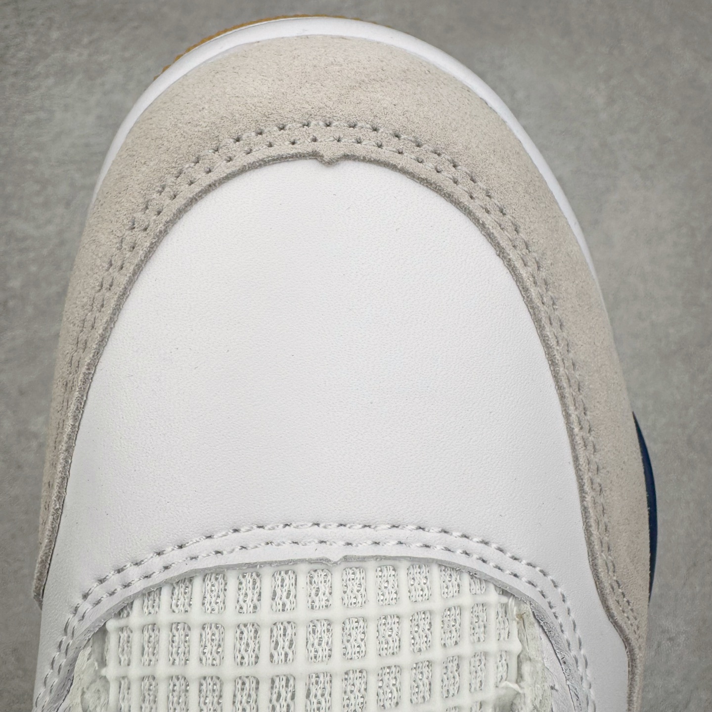 图片[14]-＃PB版 NK SB x Air Jordan AJ4 联名海军蓝 白蓝 DR5415-100 耗时半年巨作 40余配色陆续出货 全套原纸板楦头开发 调试30余版 确保原汁原味完美呈现四代版型 一比一鞋头弧度高度趴度鞋身弧度 此版本只针对中端市场 皮料材质有所更替 其他数据细节工艺流程均保持公司一致 细节品控鞋型随意秒杀市面3XX 4XX 原厂TPU网格鞋带扣 正确内里网布 菱角分明不变形无多余毛边 柔软性质感一致于原鞋 原厂织唛标 原厂飞人电绣工艺 独家绑鞋带手法 印刷中底布 四线拉帮 米色美纹纸贴合固定 进口港宝加持 后跟自然饱满 全鞋荧光划线卡点 追求极致完美 每一双都是工艺品 多重QC质检 超越公司货的品控标准 实实在在的免检产品 尺码：40 40.5 41 42 42.5 43 44 44.5 45 46 47.5-选品中心