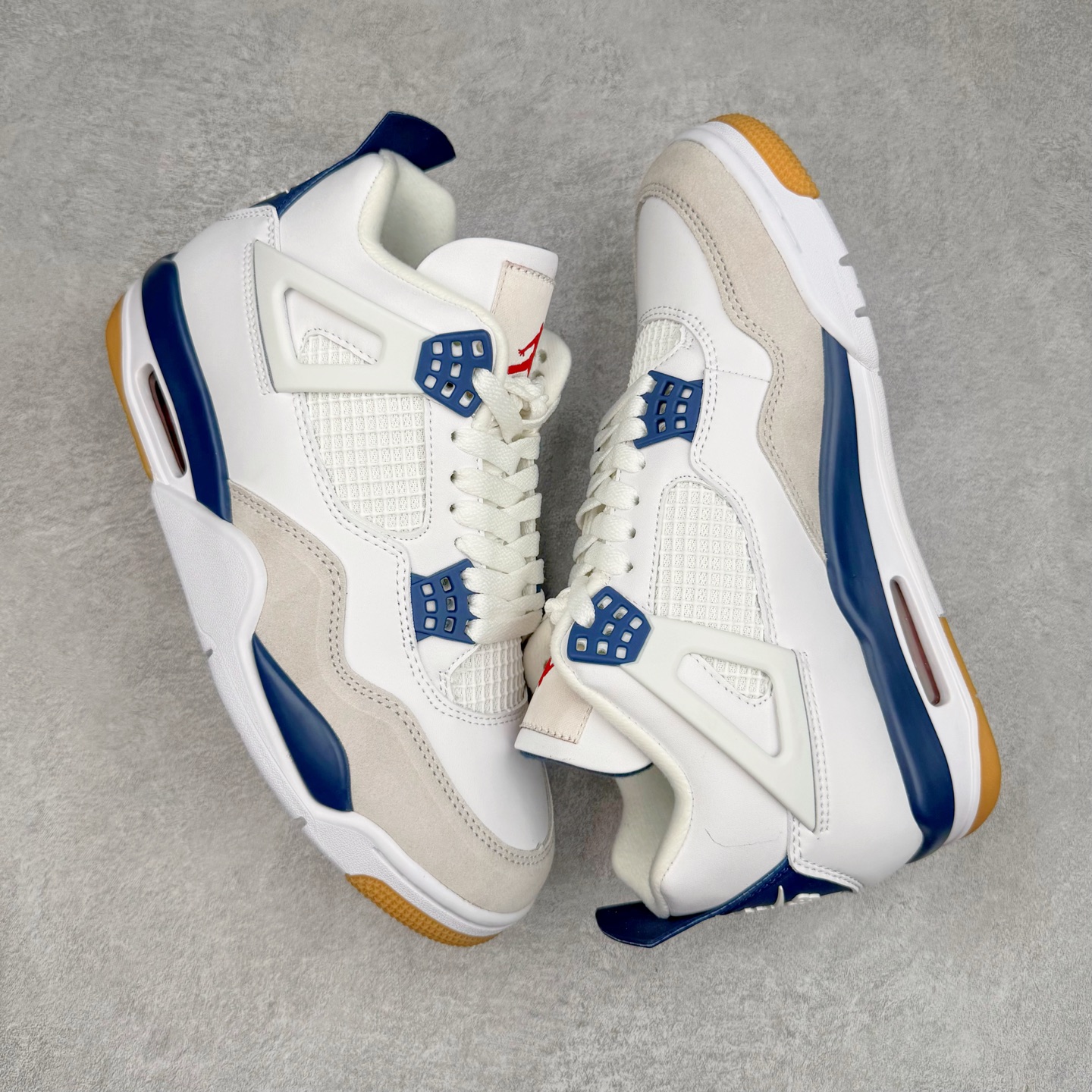 图片[3]-＃PB版 NK SB x Air Jordan AJ4 联名海军蓝 白蓝 DR5415-100 耗时半年巨作 40余配色陆续出货 全套原纸板楦头开发 调试30余版 确保原汁原味完美呈现四代版型 一比一鞋头弧度高度趴度鞋身弧度 此版本只针对中端市场 皮料材质有所更替 其他数据细节工艺流程均保持公司一致 细节品控鞋型随意秒杀市面3XX 4XX 原厂TPU网格鞋带扣 正确内里网布 菱角分明不变形无多余毛边 柔软性质感一致于原鞋 原厂织唛标 原厂飞人电绣工艺 独家绑鞋带手法 印刷中底布 四线拉帮 米色美纹纸贴合固定 进口港宝加持 后跟自然饱满 全鞋荧光划线卡点 追求极致完美 每一双都是工艺品 多重QC质检 超越公司货的品控标准 实实在在的免检产品 尺码：40 40.5 41 42 42.5 43 44 44.5 45 46 47.5-选品中心