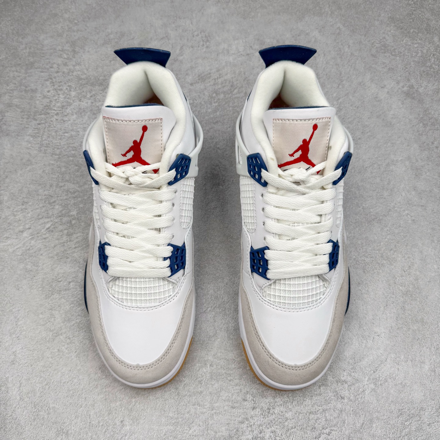 图片[2]-＃PB版 NK SB x Air Jordan AJ4 联名海军蓝 白蓝 DR5415-100 耗时半年巨作 40余配色陆续出货 全套原纸板楦头开发 调试30余版 确保原汁原味完美呈现四代版型 一比一鞋头弧度高度趴度鞋身弧度 此版本只针对中端市场 皮料材质有所更替 其他数据细节工艺流程均保持公司一致 细节品控鞋型随意秒杀市面3XX 4XX 原厂TPU网格鞋带扣 正确内里网布 菱角分明不变形无多余毛边 柔软性质感一致于原鞋 原厂织唛标 原厂飞人电绣工艺 独家绑鞋带手法 印刷中底布 四线拉帮 米色美纹纸贴合固定 进口港宝加持 后跟自然饱满 全鞋荧光划线卡点 追求极致完美 每一双都是工艺品 多重QC质检 超越公司货的品控标准 实实在在的免检产品 尺码：40 40.5 41 42 42.5 43 44 44.5 45 46 47.5-选品中心