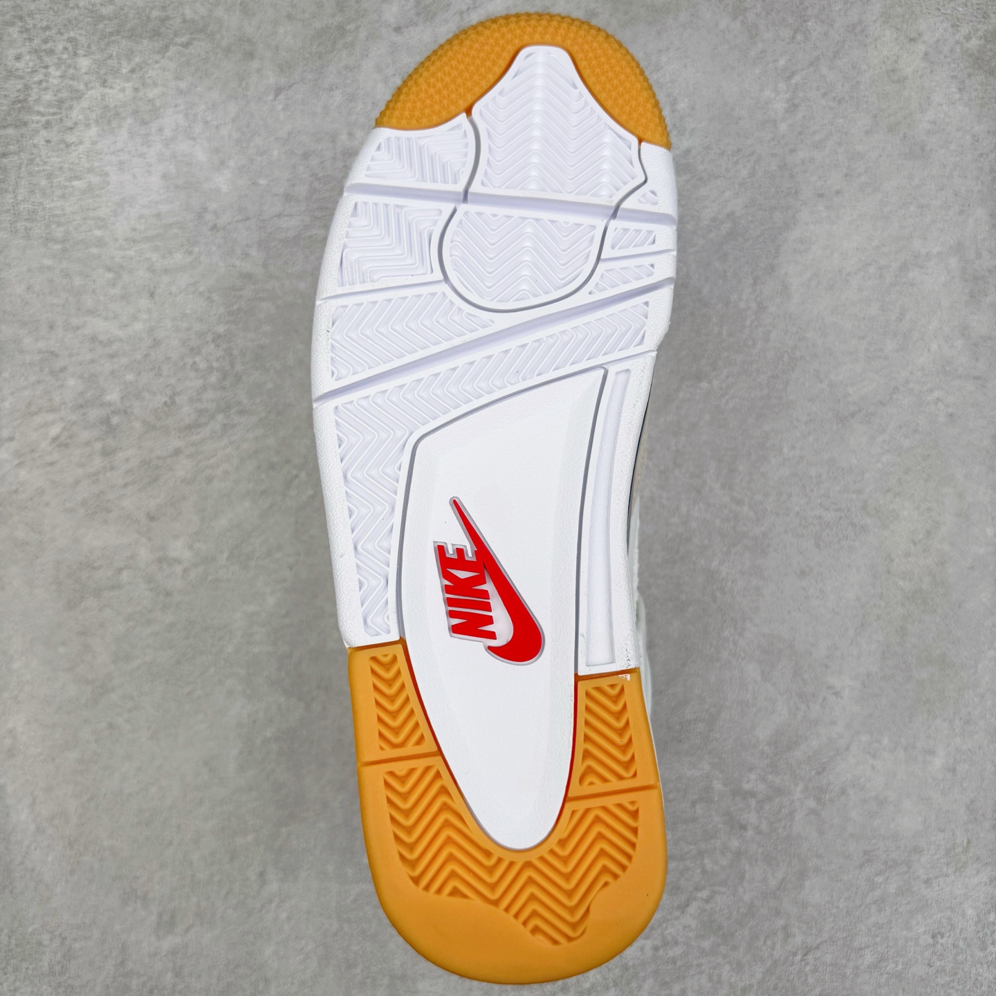 图片[9]-＃PB版 NK SB x Air Jordan AJ4 联名海军蓝 白蓝 DR5415-100 耗时半年巨作 40余配色陆续出货 全套原纸板楦头开发 调试30余版 确保原汁原味完美呈现四代版型 一比一鞋头弧度高度趴度鞋身弧度 此版本只针对中端市场 皮料材质有所更替 其他数据细节工艺流程均保持公司一致 细节品控鞋型随意秒杀市面3XX 4XX 原厂TPU网格鞋带扣 正确内里网布 菱角分明不变形无多余毛边 柔软性质感一致于原鞋 原厂织唛标 原厂飞人电绣工艺 独家绑鞋带手法 印刷中底布 四线拉帮 米色美纹纸贴合固定 进口港宝加持 后跟自然饱满 全鞋荧光划线卡点 追求极致完美 每一双都是工艺品 多重QC质检 超越公司货的品控标准 实实在在的免检产品 尺码：40 40.5 41 42 42.5 43 44 44.5 45 46 47.5-选品中心