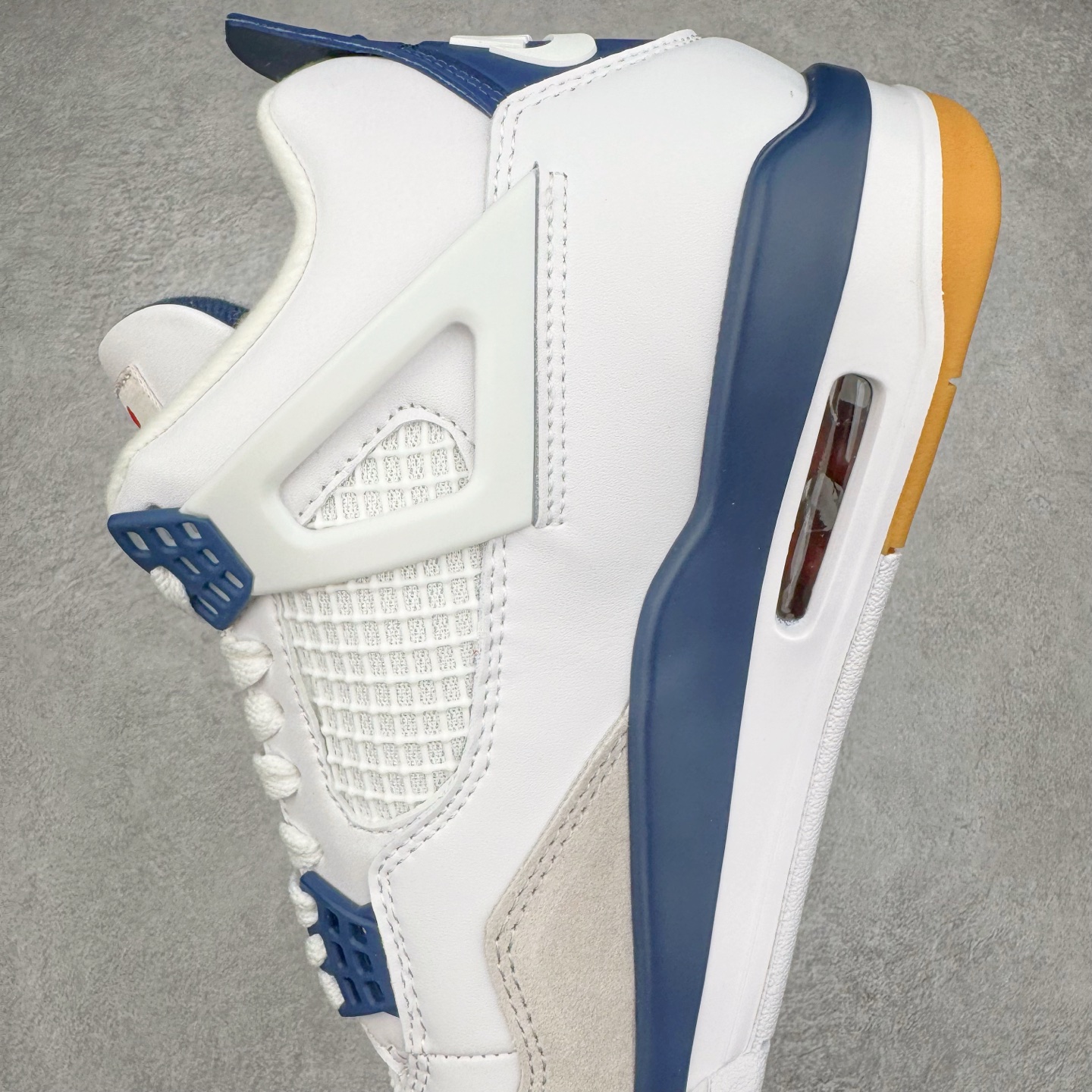 图片[7]-＃PB版 NK SB x Air Jordan AJ4 联名海军蓝 白蓝 DR5415-100 耗时半年巨作 40余配色陆续出货 全套原纸板楦头开发 调试30余版 确保原汁原味完美呈现四代版型 一比一鞋头弧度高度趴度鞋身弧度 此版本只针对中端市场 皮料材质有所更替 其他数据细节工艺流程均保持公司一致 细节品控鞋型随意秒杀市面3XX 4XX 原厂TPU网格鞋带扣 正确内里网布 菱角分明不变形无多余毛边 柔软性质感一致于原鞋 原厂织唛标 原厂飞人电绣工艺 独家绑鞋带手法 印刷中底布 四线拉帮 米色美纹纸贴合固定 进口港宝加持 后跟自然饱满 全鞋荧光划线卡点 追求极致完美 每一双都是工艺品 多重QC质检 超越公司货的品控标准 实实在在的免检产品 尺码：40 40.5 41 42 42.5 43 44 44.5 45 46 47.5-选品中心