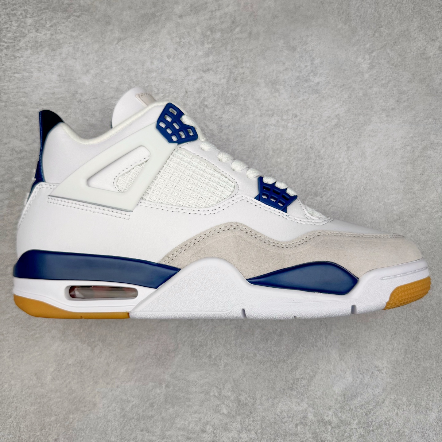 ＃PB版 NK SB x Air Jordan AJ4 联名海军蓝 白蓝 DR5415-100 耗时半年巨作 40余配色陆续出货 全套原纸板楦头开发 调试30余版 确保原汁原味完美呈现四代版型 一比一鞋头弧度高度趴度鞋身弧度 此版本只针对中端市场 皮料材质有所更替 其他数据细节工艺流程均保持公司一致 细节品控鞋型随意秒杀市面3XX 4XX 原厂TPU网格鞋带扣 正确内里网布 菱角分明不变形无多余毛边 柔软性质感一致于原鞋 原厂织唛标 原厂飞人电绣工艺 独家绑鞋带手法 印刷中底布 四线拉帮 米色美纹纸贴合固定 进口港宝加持 后跟自然饱满 全鞋荧光划线卡点 追求极致完美 每一双都是工艺品 多重QC质检 超越公司货的品控标准 实实在在的免检产品 尺码：40 40.5 41 42 42.5 43 44 44.5 45 46 47.5-选品中心