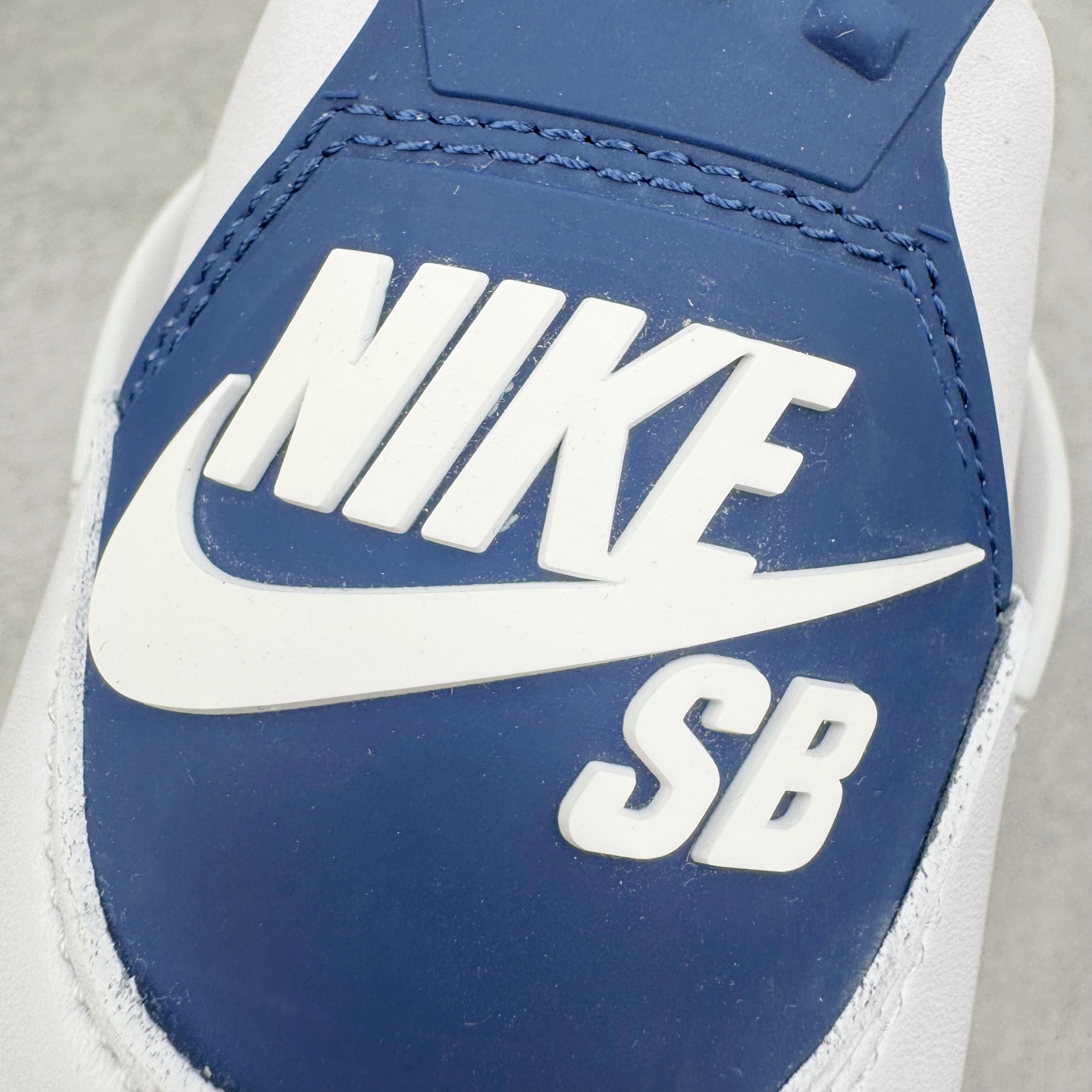 图片[15]-＃PB版 NK SB x Air Jordan AJ4 联名海军蓝 白蓝 DR5415-100 耗时半年巨作 40余配色陆续出货 全套原纸板楦头开发 调试30余版 确保原汁原味完美呈现四代版型 一比一鞋头弧度高度趴度鞋身弧度 此版本只针对中端市场 皮料材质有所更替 其他数据细节工艺流程均保持公司一致 细节品控鞋型随意秒杀市面3XX 4XX 原厂TPU网格鞋带扣 正确内里网布 菱角分明不变形无多余毛边 柔软性质感一致于原鞋 原厂织唛标 原厂飞人电绣工艺 独家绑鞋带手法 印刷中底布 四线拉帮 米色美纹纸贴合固定 进口港宝加持 后跟自然饱满 全鞋荧光划线卡点 追求极致完美 每一双都是工艺品 多重QC质检 超越公司货的品控标准 实实在在的免检产品 尺码：40 40.5 41 42 42.5 43 44 44.5 45 46 47.5-选品中心