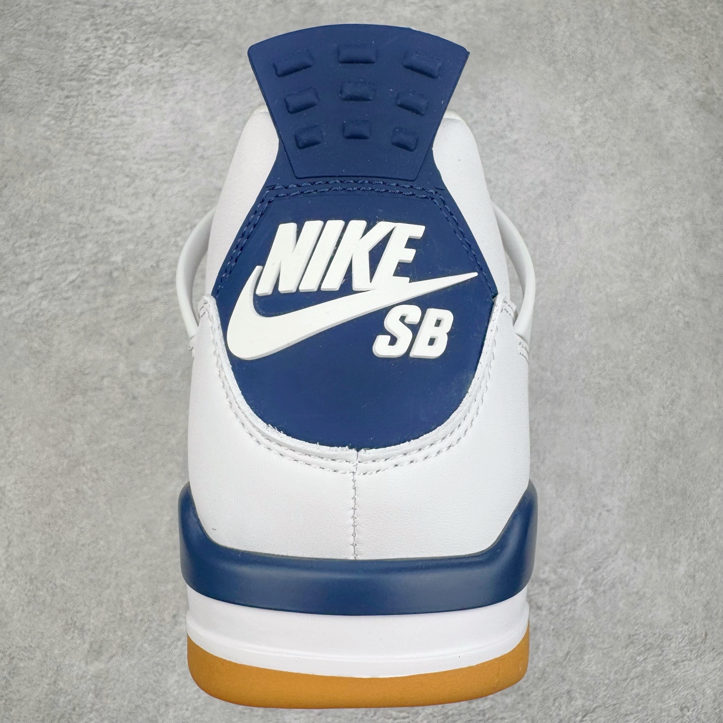 图片[8]-＃PB版 NK SB x Air Jordan AJ4 联名海军蓝 白蓝 DR5415-100 耗时半年巨作 40余配色陆续出货 全套原纸板楦头开发 调试30余版 确保原汁原味完美呈现四代版型 一比一鞋头弧度高度趴度鞋身弧度 此版本只针对中端市场 皮料材质有所更替 其他数据细节工艺流程均保持公司一致 细节品控鞋型随意秒杀市面3XX 4XX 原厂TPU网格鞋带扣 正确内里网布 菱角分明不变形无多余毛边 柔软性质感一致于原鞋 原厂织唛标 原厂飞人电绣工艺 独家绑鞋带手法 印刷中底布 四线拉帮 米色美纹纸贴合固定 进口港宝加持 后跟自然饱满 全鞋荧光划线卡点 追求极致完美 每一双都是工艺品 多重QC质检 超越公司货的品控标准 实实在在的免检产品 尺码：40 40.5 41 42 42.5 43 44 44.5 45 46 47.5-选品中心