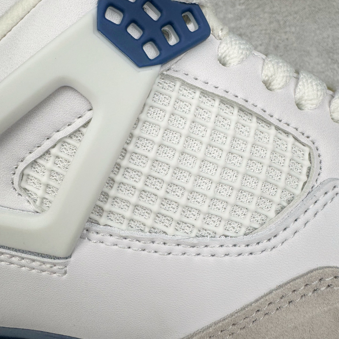 图片[17]-＃PB版 NK SB x Air Jordan AJ4 联名海军蓝 白蓝 DR5415-100 耗时半年巨作 40余配色陆续出货 全套原纸板楦头开发 调试30余版 确保原汁原味完美呈现四代版型 一比一鞋头弧度高度趴度鞋身弧度 此版本只针对中端市场 皮料材质有所更替 其他数据细节工艺流程均保持公司一致 细节品控鞋型随意秒杀市面3XX 4XX 原厂TPU网格鞋带扣 正确内里网布 菱角分明不变形无多余毛边 柔软性质感一致于原鞋 原厂织唛标 原厂飞人电绣工艺 独家绑鞋带手法 印刷中底布 四线拉帮 米色美纹纸贴合固定 进口港宝加持 后跟自然饱满 全鞋荧光划线卡点 追求极致完美 每一双都是工艺品 多重QC质检 超越公司货的品控标准 实实在在的免检产品 尺码：40 40.5 41 42 42.5 43 44 44.5 45 46 47.5-选品中心