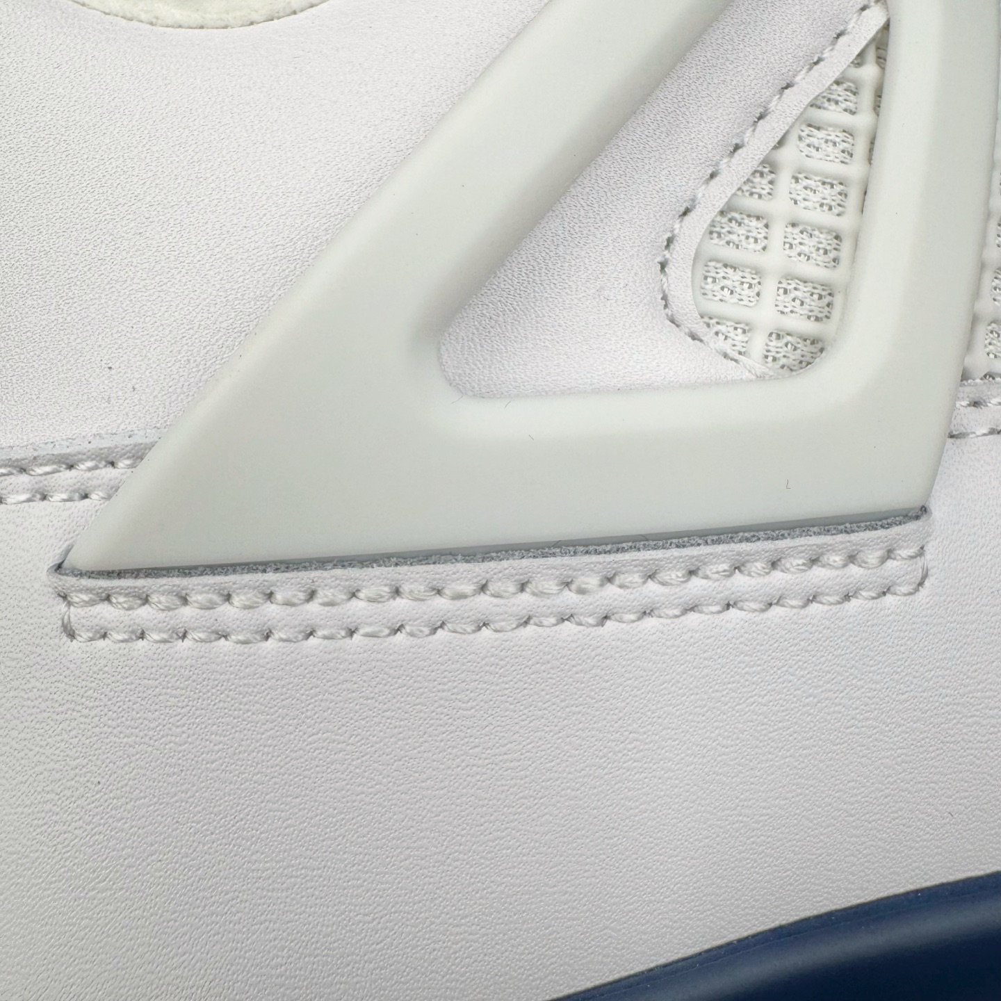 图片[18]-＃PB版 NK SB x Air Jordan AJ4 联名海军蓝 白蓝 DR5415-100 耗时半年巨作 40余配色陆续出货 全套原纸板楦头开发 调试30余版 确保原汁原味完美呈现四代版型 一比一鞋头弧度高度趴度鞋身弧度 此版本只针对中端市场 皮料材质有所更替 其他数据细节工艺流程均保持公司一致 细节品控鞋型随意秒杀市面3XX 4XX 原厂TPU网格鞋带扣 正确内里网布 菱角分明不变形无多余毛边 柔软性质感一致于原鞋 原厂织唛标 原厂飞人电绣工艺 独家绑鞋带手法 印刷中底布 四线拉帮 米色美纹纸贴合固定 进口港宝加持 后跟自然饱满 全鞋荧光划线卡点 追求极致完美 每一双都是工艺品 多重QC质检 超越公司货的品控标准 实实在在的免检产品 尺码：40 40.5 41 42 42.5 43 44 44.5 45 46 47.5-选品中心