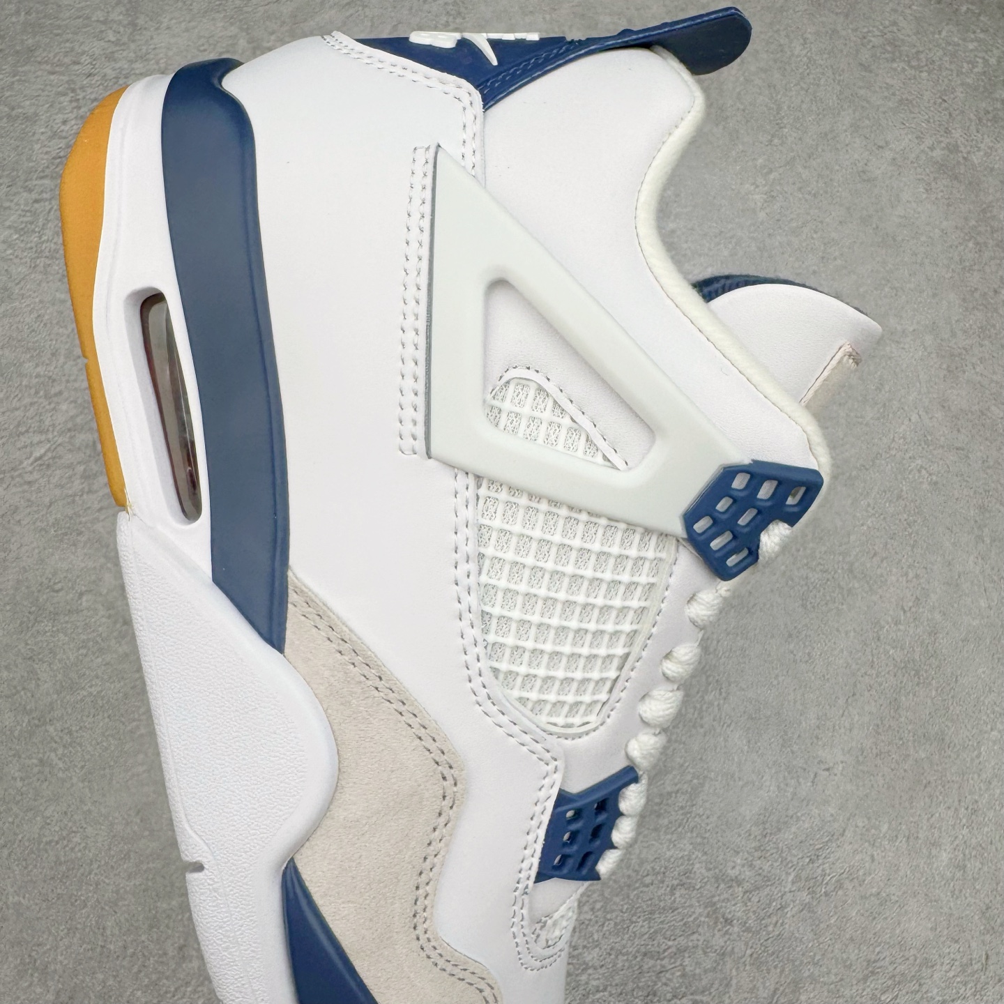 图片[6]-＃PB版 NK SB x Air Jordan AJ4 联名海军蓝 白蓝 DR5415-100 耗时半年巨作 40余配色陆续出货 全套原纸板楦头开发 调试30余版 确保原汁原味完美呈现四代版型 一比一鞋头弧度高度趴度鞋身弧度 此版本只针对中端市场 皮料材质有所更替 其他数据细节工艺流程均保持公司一致 细节品控鞋型随意秒杀市面3XX 4XX 原厂TPU网格鞋带扣 正确内里网布 菱角分明不变形无多余毛边 柔软性质感一致于原鞋 原厂织唛标 原厂飞人电绣工艺 独家绑鞋带手法 印刷中底布 四线拉帮 米色美纹纸贴合固定 进口港宝加持 后跟自然饱满 全鞋荧光划线卡点 追求极致完美 每一双都是工艺品 多重QC质检 超越公司货的品控标准 实实在在的免检产品 尺码：40 40.5 41 42 42.5 43 44 44.5 45 46 47.5-选品中心