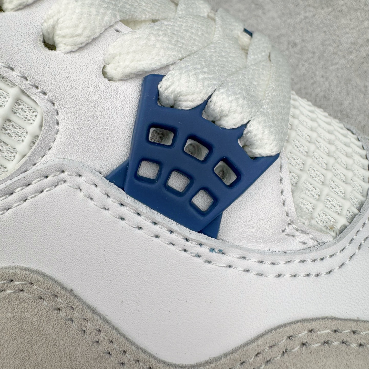 图片[16]-＃PB版 NK SB x Air Jordan AJ4 联名海军蓝 白蓝 DR5415-100 耗时半年巨作 40余配色陆续出货 全套原纸板楦头开发 调试30余版 确保原汁原味完美呈现四代版型 一比一鞋头弧度高度趴度鞋身弧度 此版本只针对中端市场 皮料材质有所更替 其他数据细节工艺流程均保持公司一致 细节品控鞋型随意秒杀市面3XX 4XX 原厂TPU网格鞋带扣 正确内里网布 菱角分明不变形无多余毛边 柔软性质感一致于原鞋 原厂织唛标 原厂飞人电绣工艺 独家绑鞋带手法 印刷中底布 四线拉帮 米色美纹纸贴合固定 进口港宝加持 后跟自然饱满 全鞋荧光划线卡点 追求极致完美 每一双都是工艺品 多重QC质检 超越公司货的品控标准 实实在在的免检产品 尺码：40 40.5 41 42 42.5 43 44 44.5 45 46 47.5-选品中心