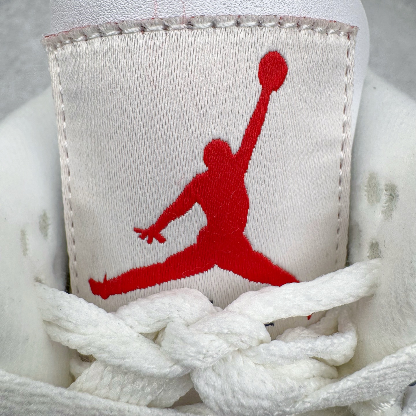 图片[13]-＃PB版 NK SB x Air Jordan AJ4 联名海军蓝 白蓝 DR5415-100 耗时半年巨作 40余配色陆续出货 全套原纸板楦头开发 调试30余版 确保原汁原味完美呈现四代版型 一比一鞋头弧度高度趴度鞋身弧度 此版本只针对中端市场 皮料材质有所更替 其他数据细节工艺流程均保持公司一致 细节品控鞋型随意秒杀市面3XX 4XX 原厂TPU网格鞋带扣 正确内里网布 菱角分明不变形无多余毛边 柔软性质感一致于原鞋 原厂织唛标 原厂飞人电绣工艺 独家绑鞋带手法 印刷中底布 四线拉帮 米色美纹纸贴合固定 进口港宝加持 后跟自然饱满 全鞋荧光划线卡点 追求极致完美 每一双都是工艺品 多重QC质检 超越公司货的品控标准 实实在在的免检产品 尺码：40 40.5 41 42 42.5 43 44 44.5 45 46 47.5-选品中心