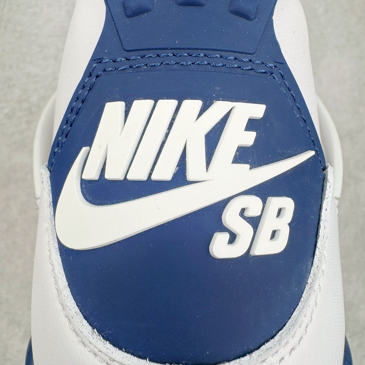 图片[10]-＃PB版 NK SB x Air Jordan AJ4 联名海军蓝 白蓝 DR5415-100 耗时半年巨作 40余配色陆续出货 全套原纸板楦头开发 调试30余版 确保原汁原味完美呈现四代版型 一比一鞋头弧度高度趴度鞋身弧度 此版本只针对中端市场 皮料材质有所更替 其他数据细节工艺流程均保持公司一致 细节品控鞋型随意秒杀市面3XX 4XX 原厂TPU网格鞋带扣 正确内里网布 菱角分明不变形无多余毛边 柔软性质感一致于原鞋 原厂织唛标 原厂飞人电绣工艺 独家绑鞋带手法 印刷中底布 四线拉帮 米色美纹纸贴合固定 进口港宝加持 后跟自然饱满 全鞋荧光划线卡点 追求极致完美 每一双都是工艺品 多重QC质检 超越公司货的品控标准 实实在在的免检产品 尺码：40 40.5 41 42 42.5 43 44 44.5 45 46 47.5-选品中心