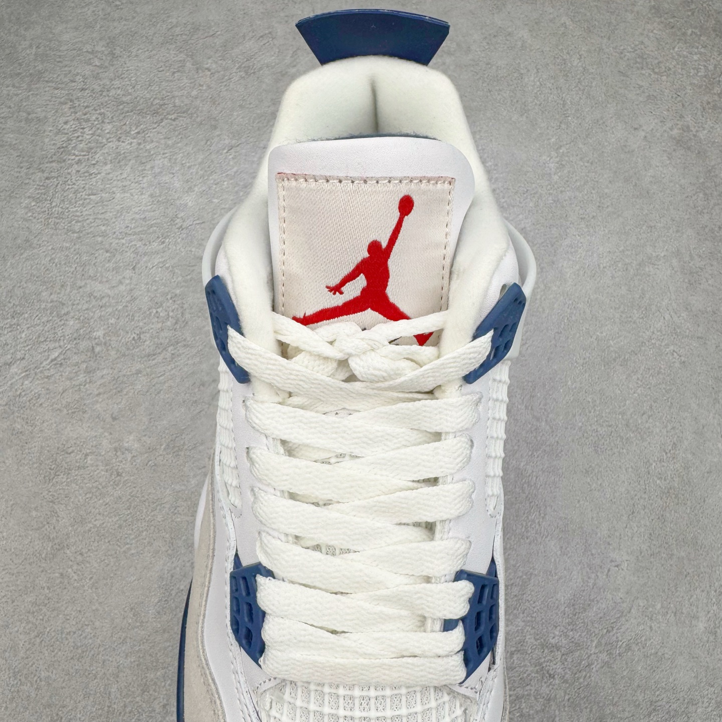 图片[5]-＃PB版 NK SB x Air Jordan AJ4 联名海军蓝 白蓝 DR5415-100 耗时半年巨作 40余配色陆续出货 全套原纸板楦头开发 调试30余版 确保原汁原味完美呈现四代版型 一比一鞋头弧度高度趴度鞋身弧度 此版本只针对中端市场 皮料材质有所更替 其他数据细节工艺流程均保持公司一致 细节品控鞋型随意秒杀市面3XX 4XX 原厂TPU网格鞋带扣 正确内里网布 菱角分明不变形无多余毛边 柔软性质感一致于原鞋 原厂织唛标 原厂飞人电绣工艺 独家绑鞋带手法 印刷中底布 四线拉帮 米色美纹纸贴合固定 进口港宝加持 后跟自然饱满 全鞋荧光划线卡点 追求极致完美 每一双都是工艺品 多重QC质检 超越公司货的品控标准 实实在在的免检产品 尺码：40 40.5 41 42 42.5 43 44 44.5 45 46 47.5-选品中心