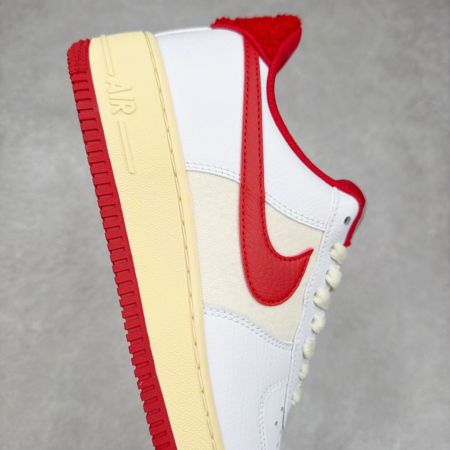 图片[6]-＃XT纯原 NK Air Force 1´07 Low 空军一号低帮百搭休闲运动板鞋 DO5220-161 顶级批次 2022全新楦头鞋型 鱼鳞大底 历时开发三个月 清洁度完美 二维码鞋标 内置芯片及solo气垫 大底高度及其弧度依照正品 钢印 logo刺绣 鞋口弧度 鞋头长度 鞋面冲孔 鞋垫背胶及钢印 完美鞋型对比正品 每一处都是细节满满 柔软、弹性十足的缓震性能和出色的中底设计 横跨复古与现代的外型结合 造就出风靡全球 三十多年的Force 1 直到今天还深受青睐 实拍调校N版已经零色差零失真 百分百还原实物色彩所见即所得 不存在货不对板色差等低级问题 选购参考实物拍摄 不混卖不参货 只用心做好货严格选品 承诺混一赔十 尺码：36 36.5 37.5 38 38.5 39 40 40.5 41 42 42.5 43 44 44.5 45-选品中心