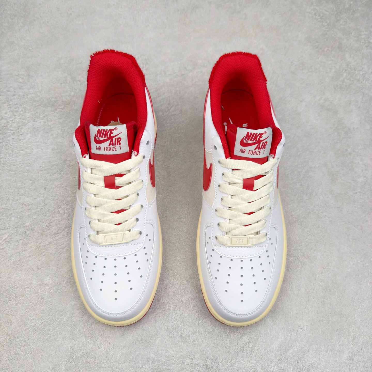 图片[2]-＃XT纯原 NK Air Force 1´07 Low 空军一号低帮百搭休闲运动板鞋 DO5220-161 顶级批次 2022全新楦头鞋型 鱼鳞大底 历时开发三个月 清洁度完美 二维码鞋标 内置芯片及solo气垫 大底高度及其弧度依照正品 钢印 logo刺绣 鞋口弧度 鞋头长度 鞋面冲孔 鞋垫背胶及钢印 完美鞋型对比正品 每一处都是细节满满 柔软、弹性十足的缓震性能和出色的中底设计 横跨复古与现代的外型结合 造就出风靡全球 三十多年的Force 1 直到今天还深受青睐 实拍调校N版已经零色差零失真 百分百还原实物色彩所见即所得 不存在货不对板色差等低级问题 选购参考实物拍摄 不混卖不参货 只用心做好货严格选品 承诺混一赔十 尺码：36 36.5 37.5 38 38.5 39 40 40.5 41 42 42.5 43 44 44.5 45-选品中心