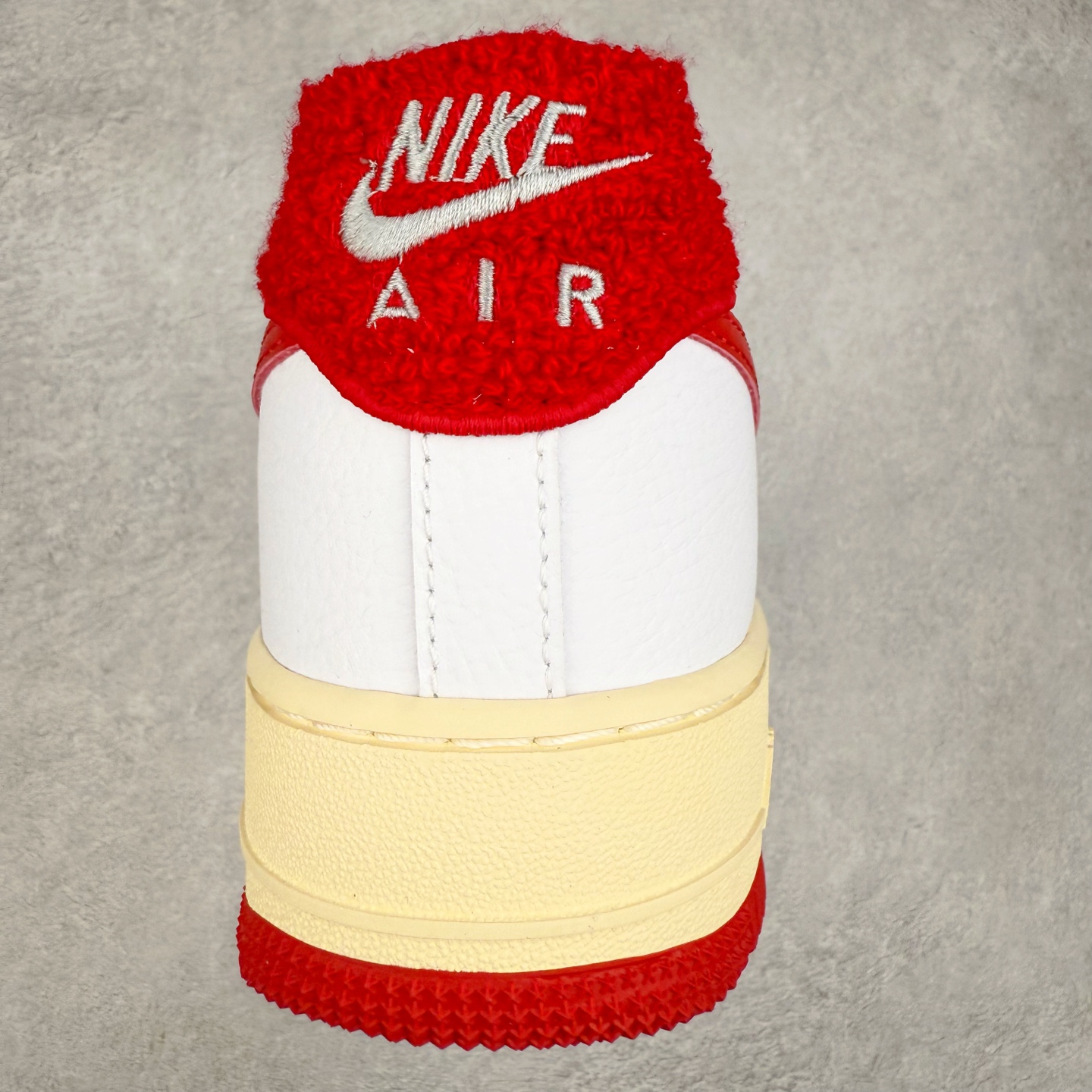 图片[8]-＃XT纯原 NK Air Force 1´07 Low 空军一号低帮百搭休闲运动板鞋 DO5220-161 顶级批次 2022全新楦头鞋型 鱼鳞大底 历时开发三个月 清洁度完美 二维码鞋标 内置芯片及solo气垫 大底高度及其弧度依照正品 钢印 logo刺绣 鞋口弧度 鞋头长度 鞋面冲孔 鞋垫背胶及钢印 完美鞋型对比正品 每一处都是细节满满 柔软、弹性十足的缓震性能和出色的中底设计 横跨复古与现代的外型结合 造就出风靡全球 三十多年的Force 1 直到今天还深受青睐 实拍调校N版已经零色差零失真 百分百还原实物色彩所见即所得 不存在货不对板色差等低级问题 选购参考实物拍摄 不混卖不参货 只用心做好货严格选品 承诺混一赔十 尺码：36 36.5 37.5 38 38.5 39 40 40.5 41 42 42.5 43 44 44.5 45-选品中心